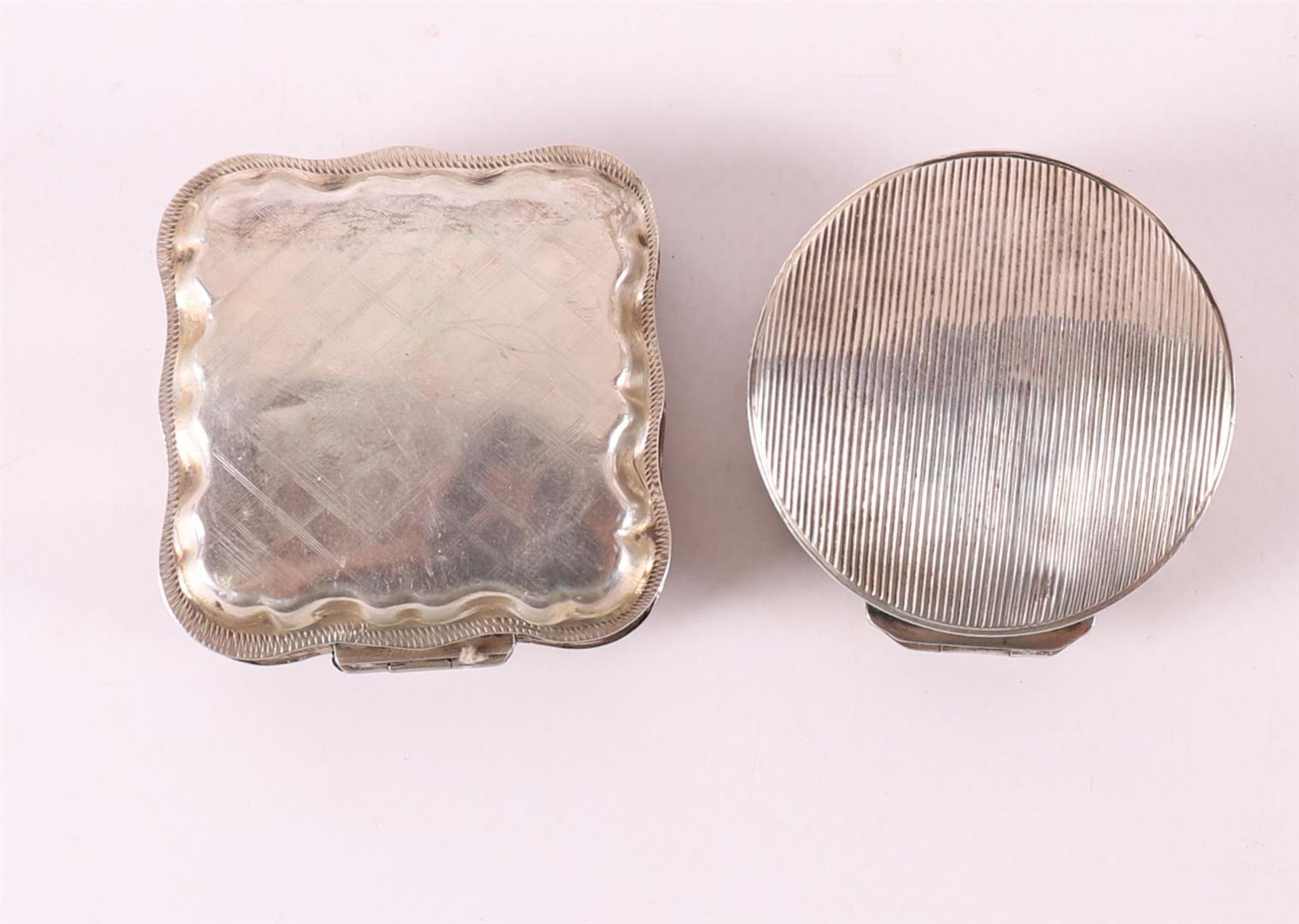 A 2nd grade 835/1000 round silver pill box, early 19th century. - Image 4 of 4