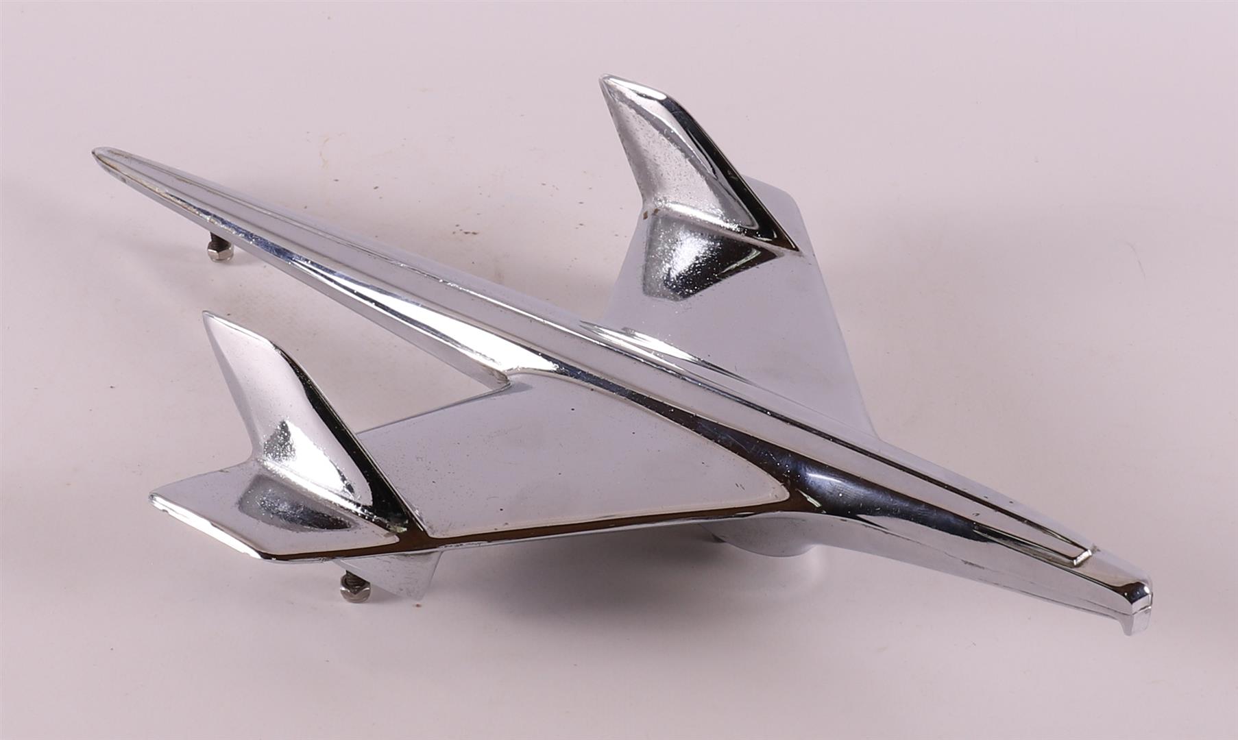 A chrome metal hood emblem, Chevrolet 'Flying Eagle', 1950s. - Bild 2 aus 4