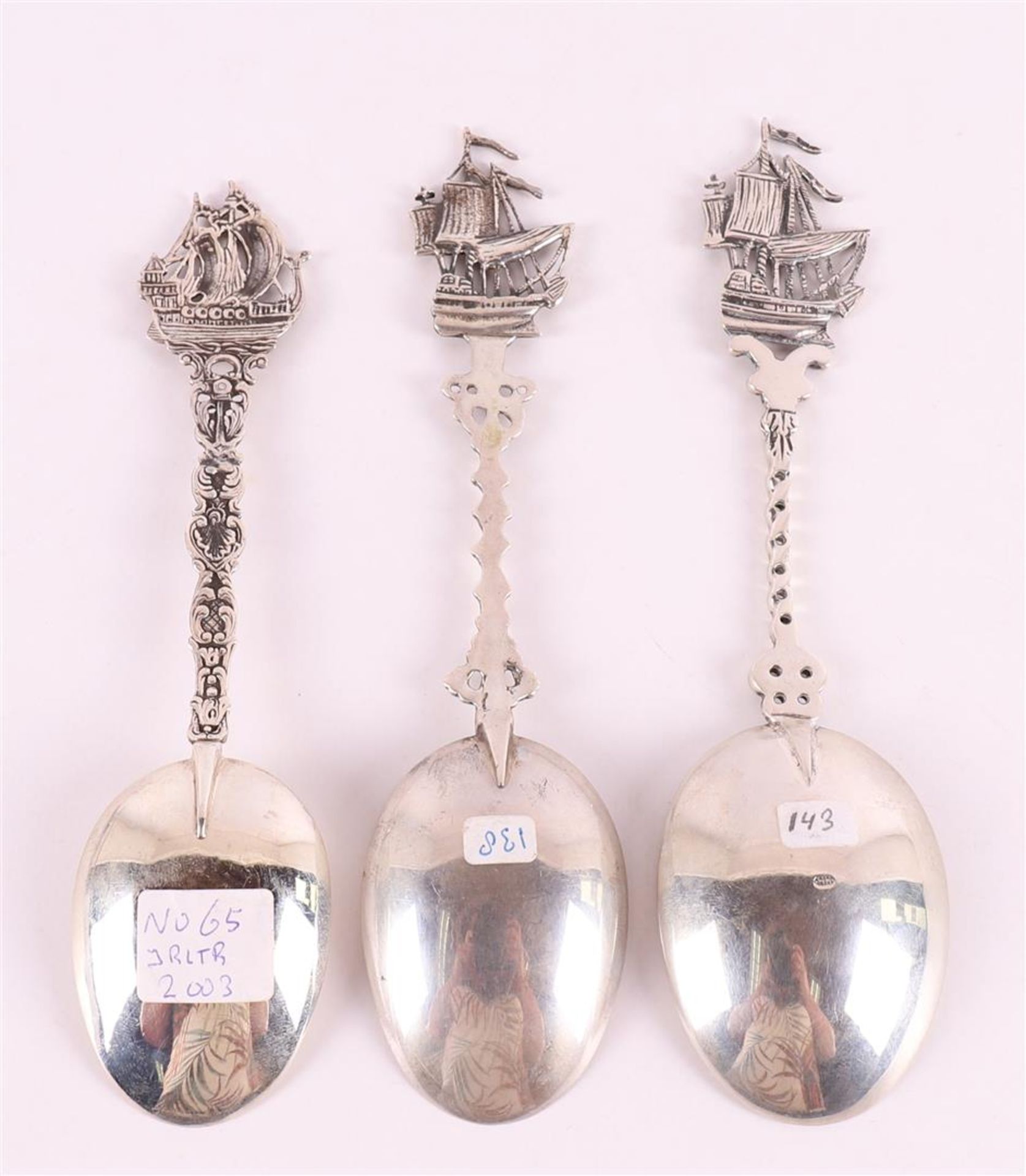 Three 2nd grade 835/1000 silver memorial spoon, 20th/21st century. - Image 2 of 2