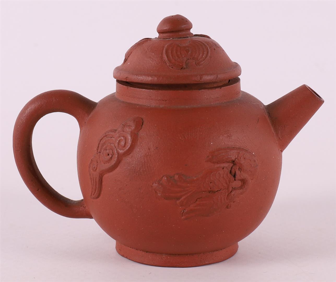 A brown Yixing spherical teapot, China, 18th/19th C.