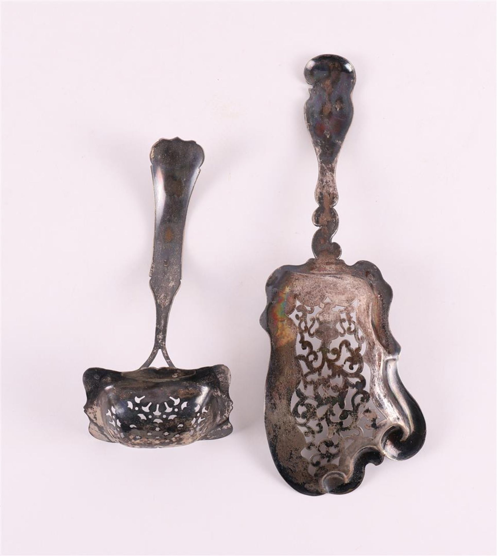 A 2nd grade silver petit four scoop, Jacob van Wijk Jr., 19th century - Image 2 of 2