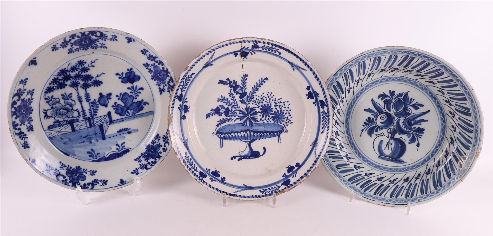 A series of seven various Delft earthenware dishes, 18th century. - Bild 10 aus 16