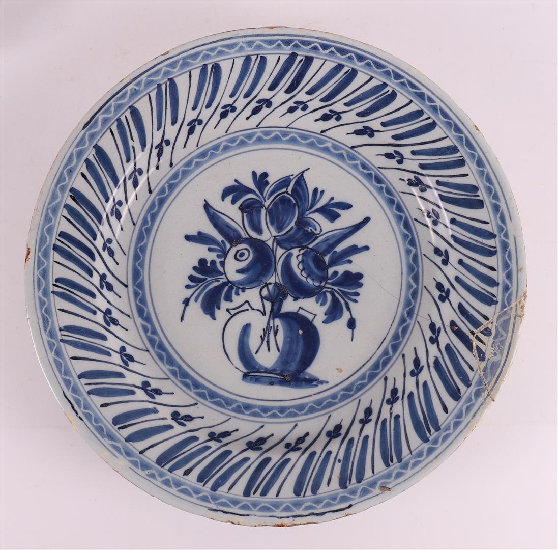 A series of seven various Delft earthenware dishes, 18th century. - Bild 13 aus 16