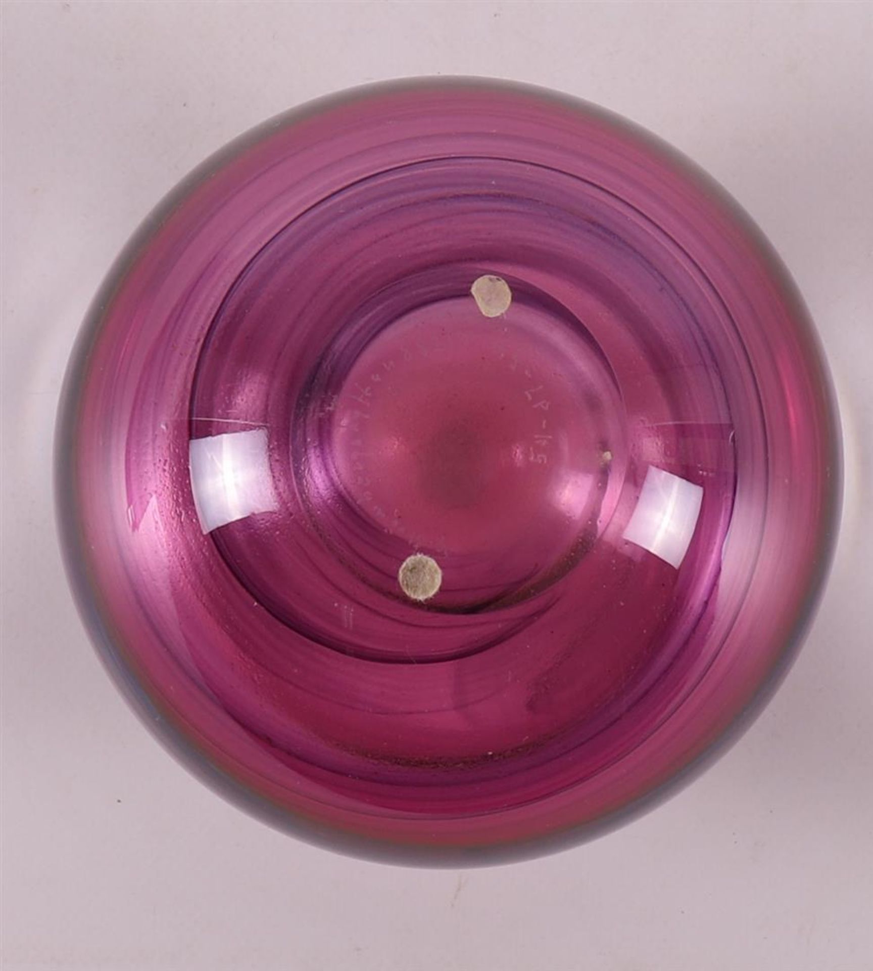 A purple clear glass studio glass vase, signed: Strömbergshyttan. - Image 4 of 5