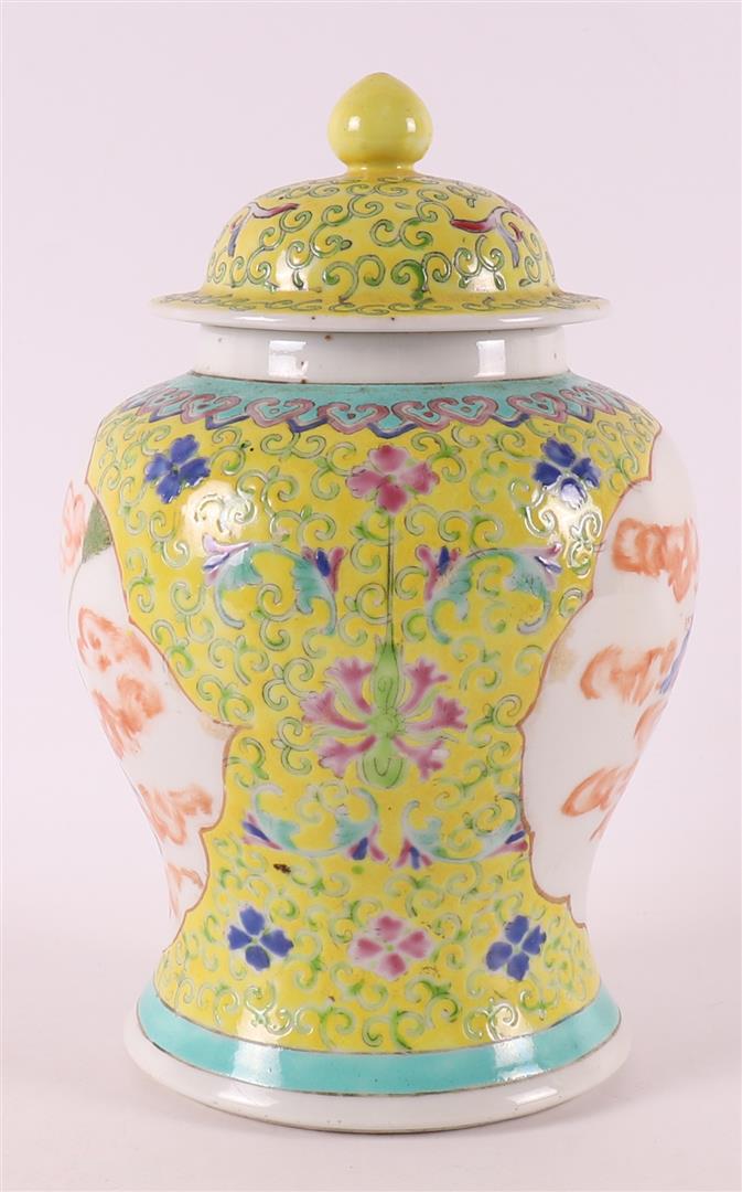 A baluster-shaped porcelain cover vase, China, Guanxu (1875-1908). - Image 2 of 7