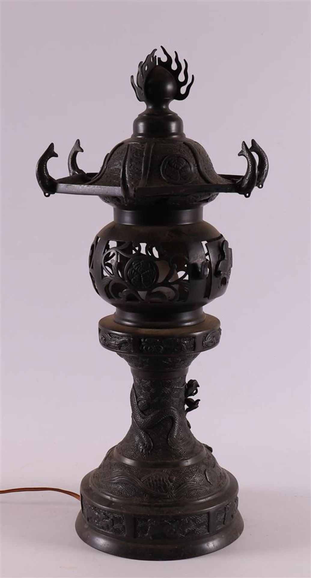 A bronze pagoda-shaped table lamp, Japan, circa 1900. - Image 3 of 3