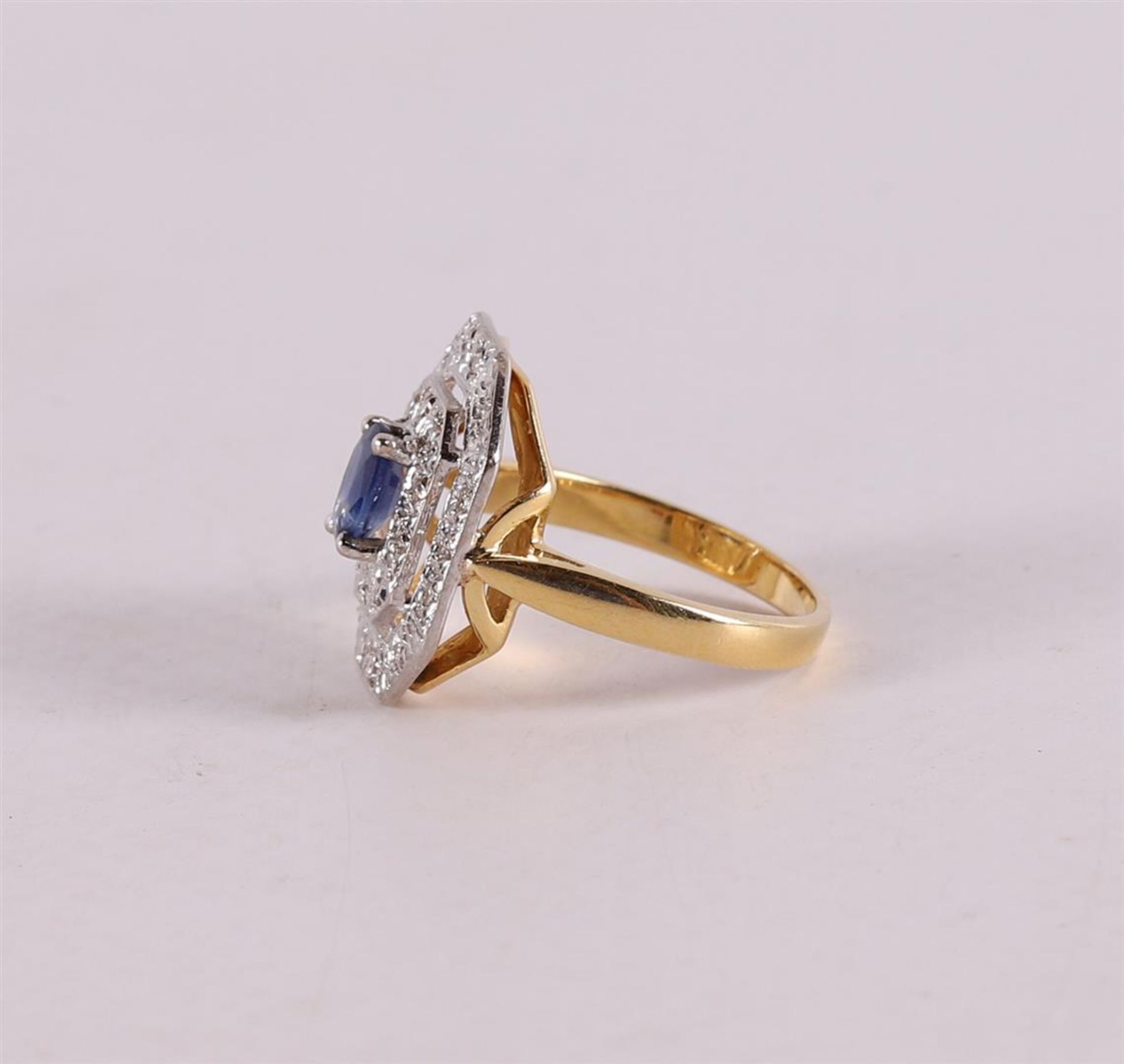 An 18 kt gold ring with a facet cut blue sapphire and 24 diamonds - Bild 2 aus 2