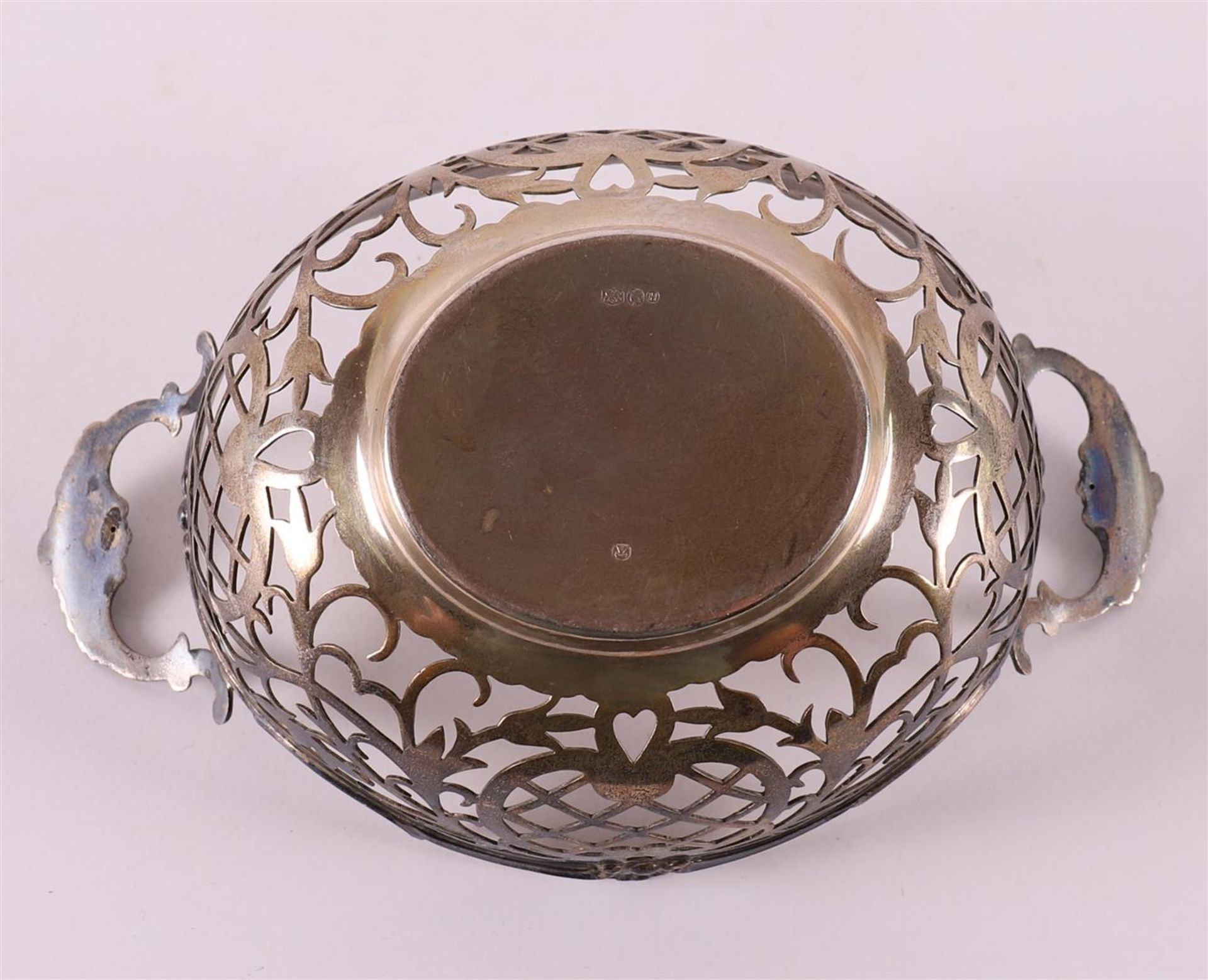 A 2nd grade 835/1000 silver pierced bonbon basket, 20th century. - Image 4 of 4