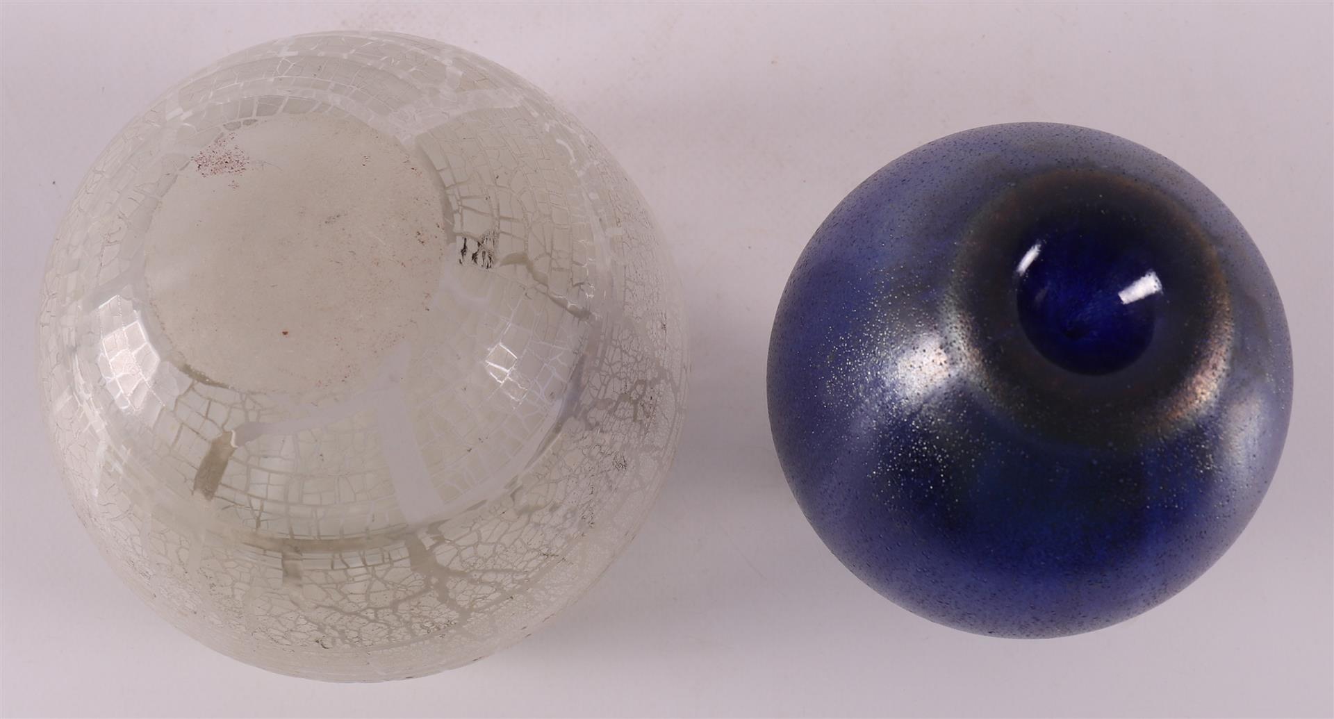 A clear glass spherical vase with crackle, the Netherlands, Maastricht, ca. 1930 - Image 3 of 4