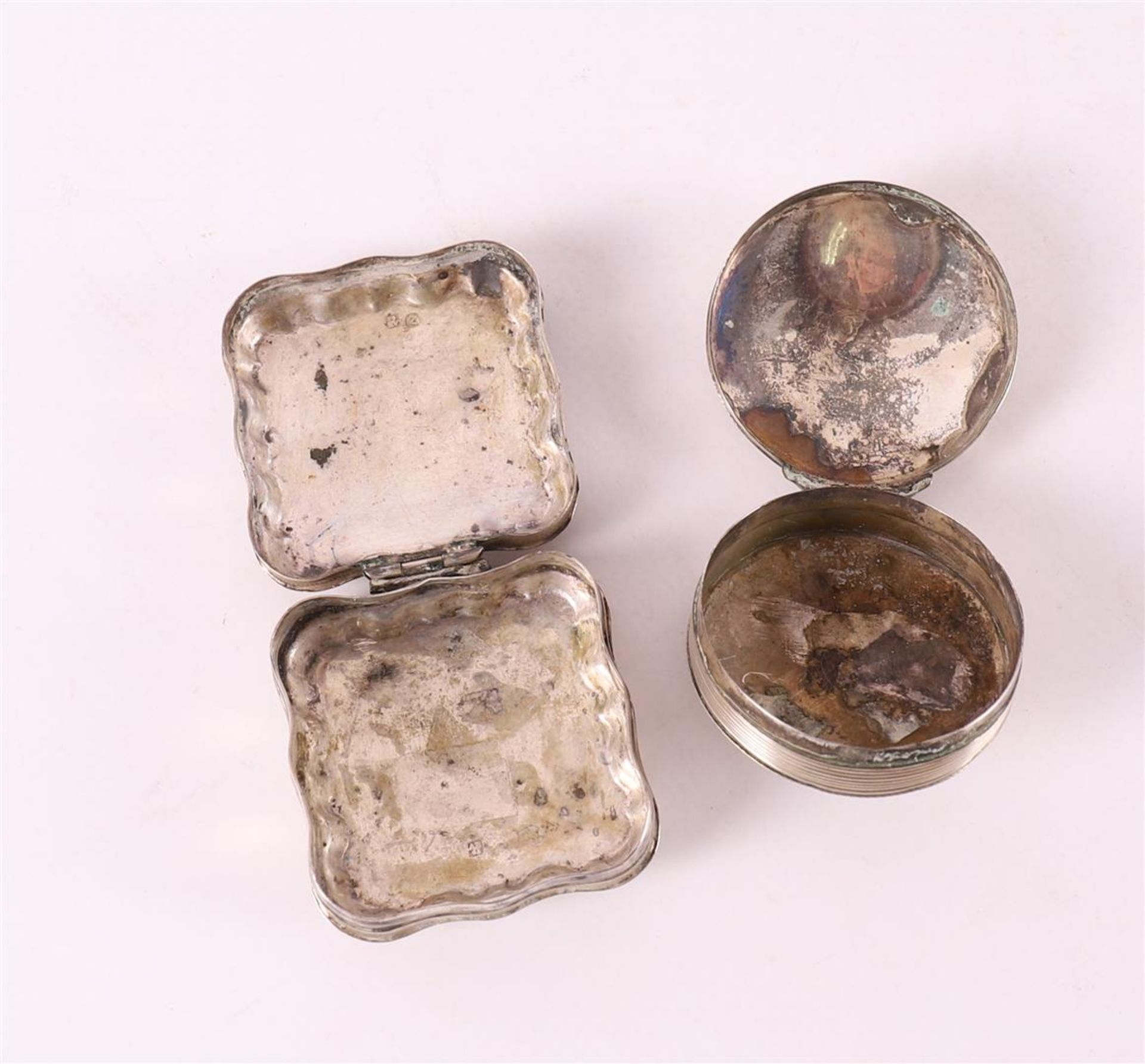 A 2nd grade 835/1000 round silver pill box, early 19th century. - Image 3 of 4