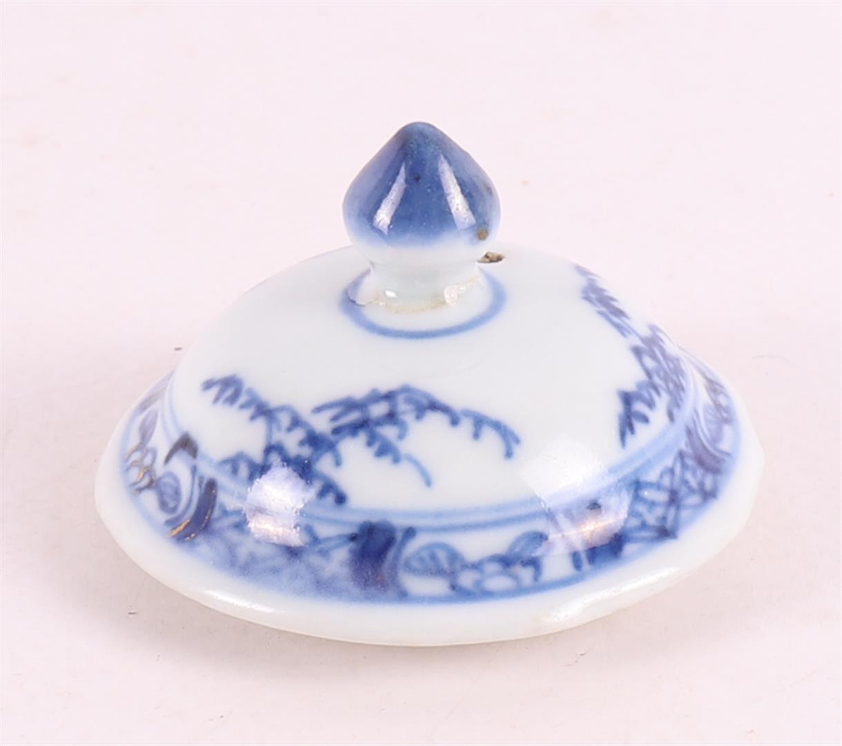 A blue and white porcelain lidded jar with silver mounts, China, Qianlong - Image 6 of 7