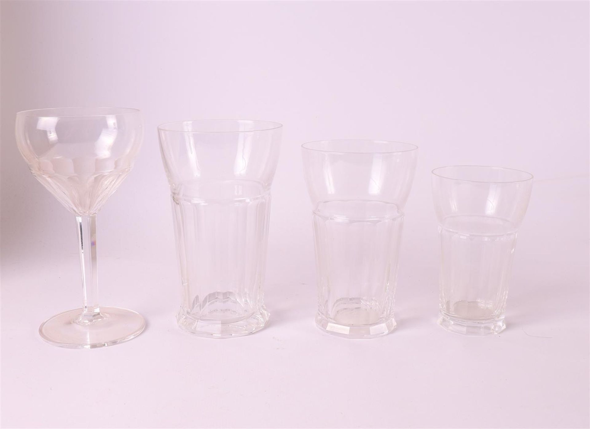 A clear glass decanter 'Spectrum' with six accompanying glasses, 1929 - Image 2 of 6