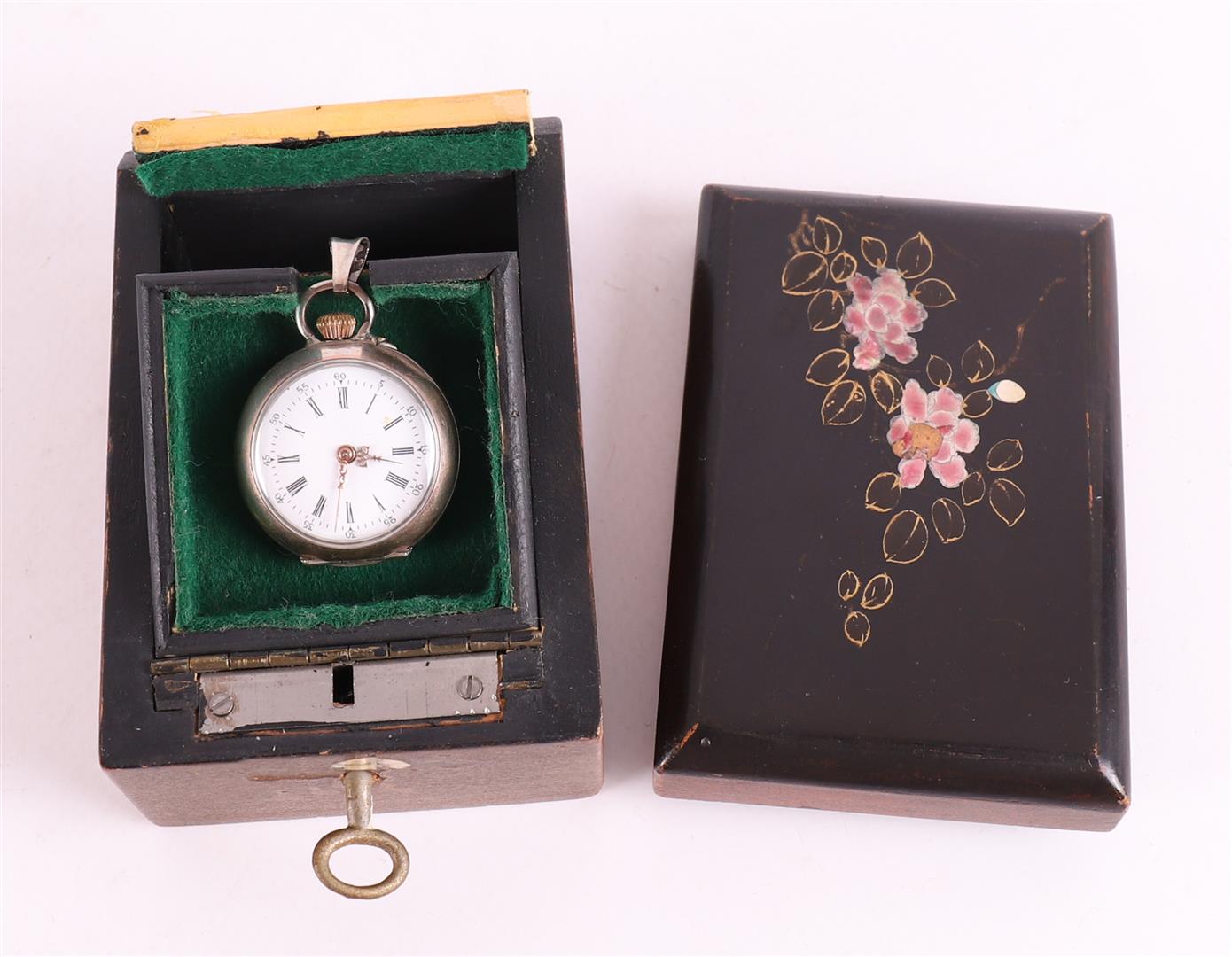 A men's pocket watch with silver case in wooden box, circa 1900. - Bild 2 aus 3