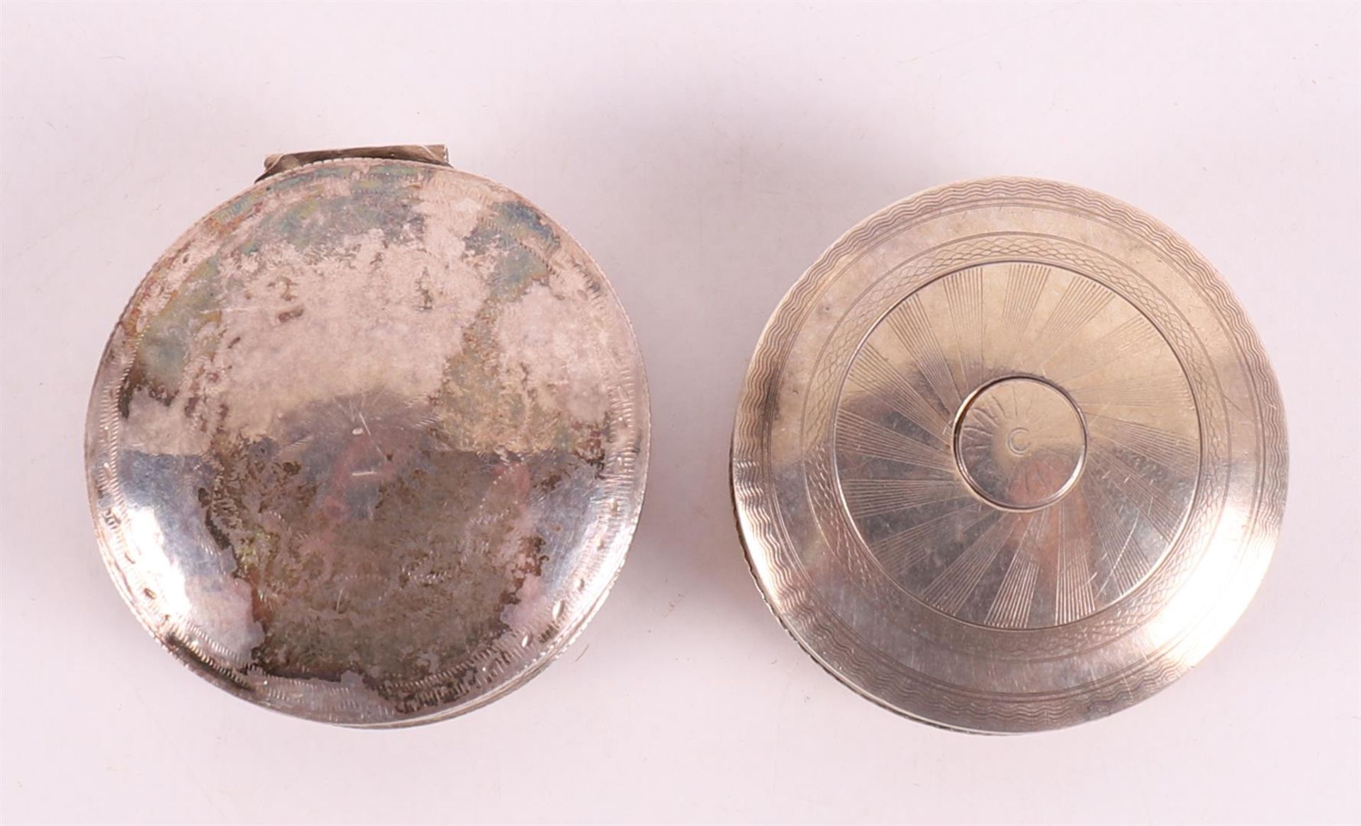 A 2nd grade 835/1000 silver pill box, year letter 1822. - Image 3 of 3