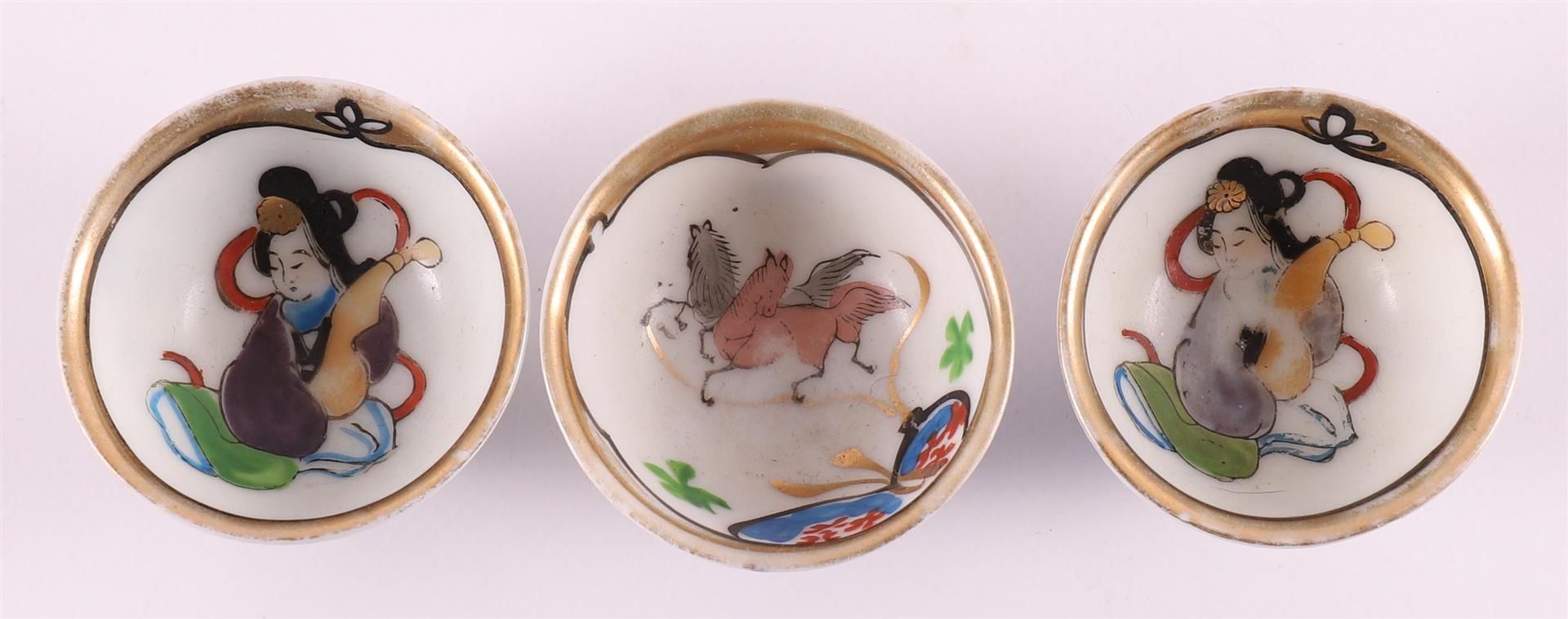 A lot of various Chinese and Japanese porcelain, including Canton, 20th century. - Image 9 of 10