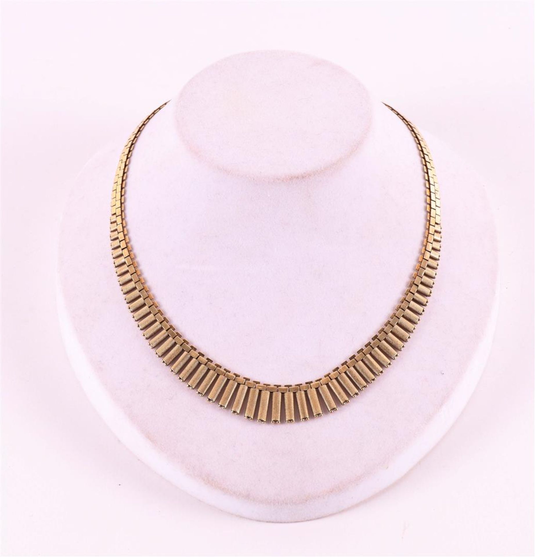 A 14 krt 585/1000 gold partly matted choker.