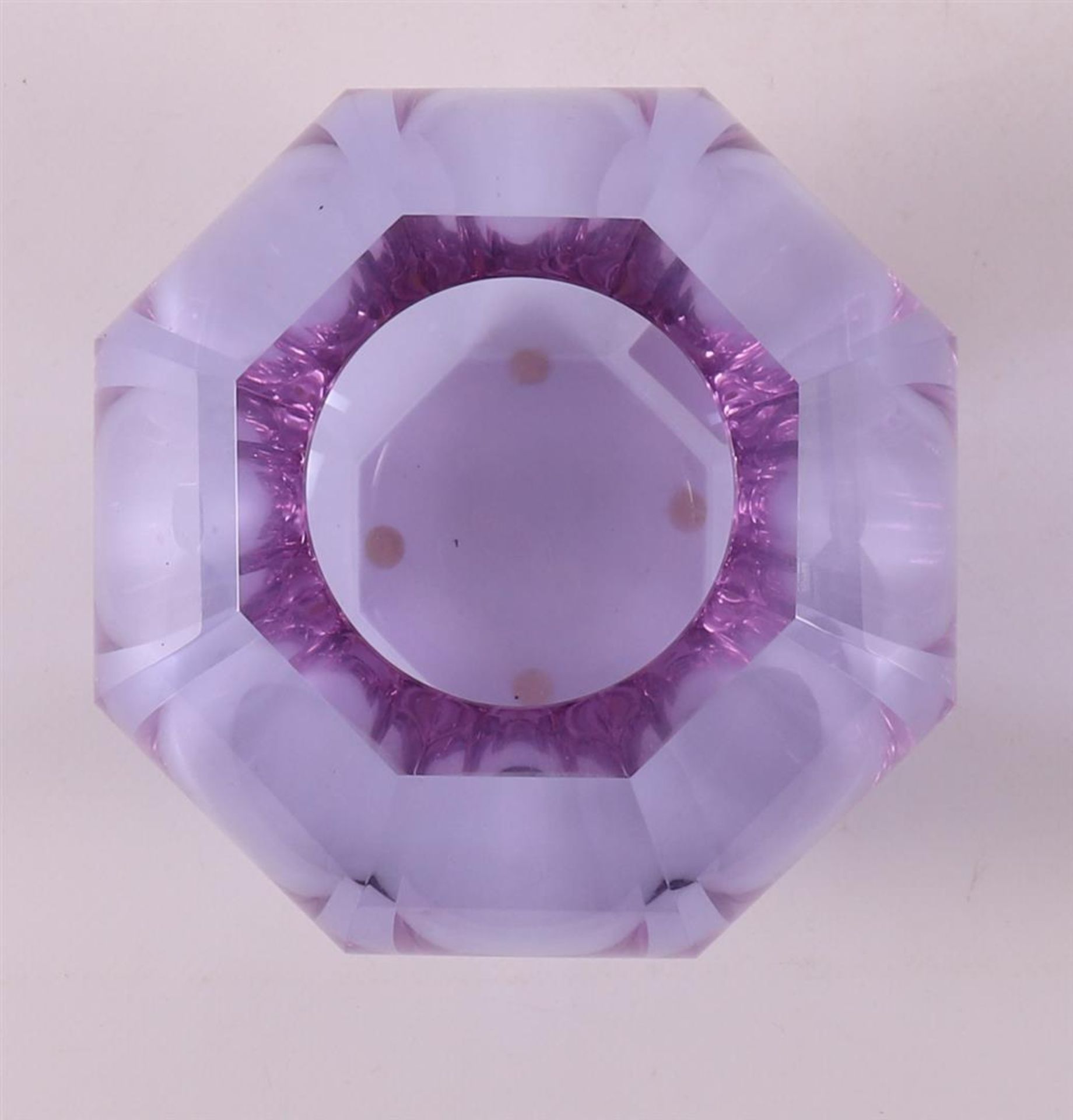 A purple clear glass faceted Art Deco vase, ca. 1930. - Image 3 of 5