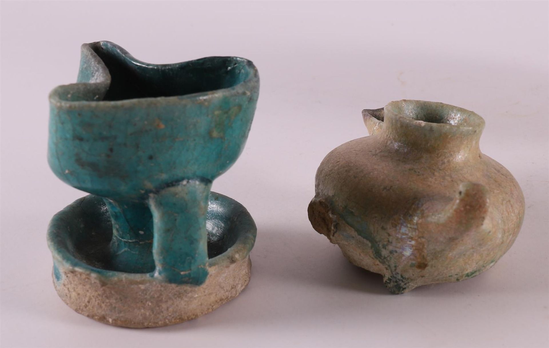 A green glazed rosewood oil lamp, 12th/13th C. - Image 4 of 9