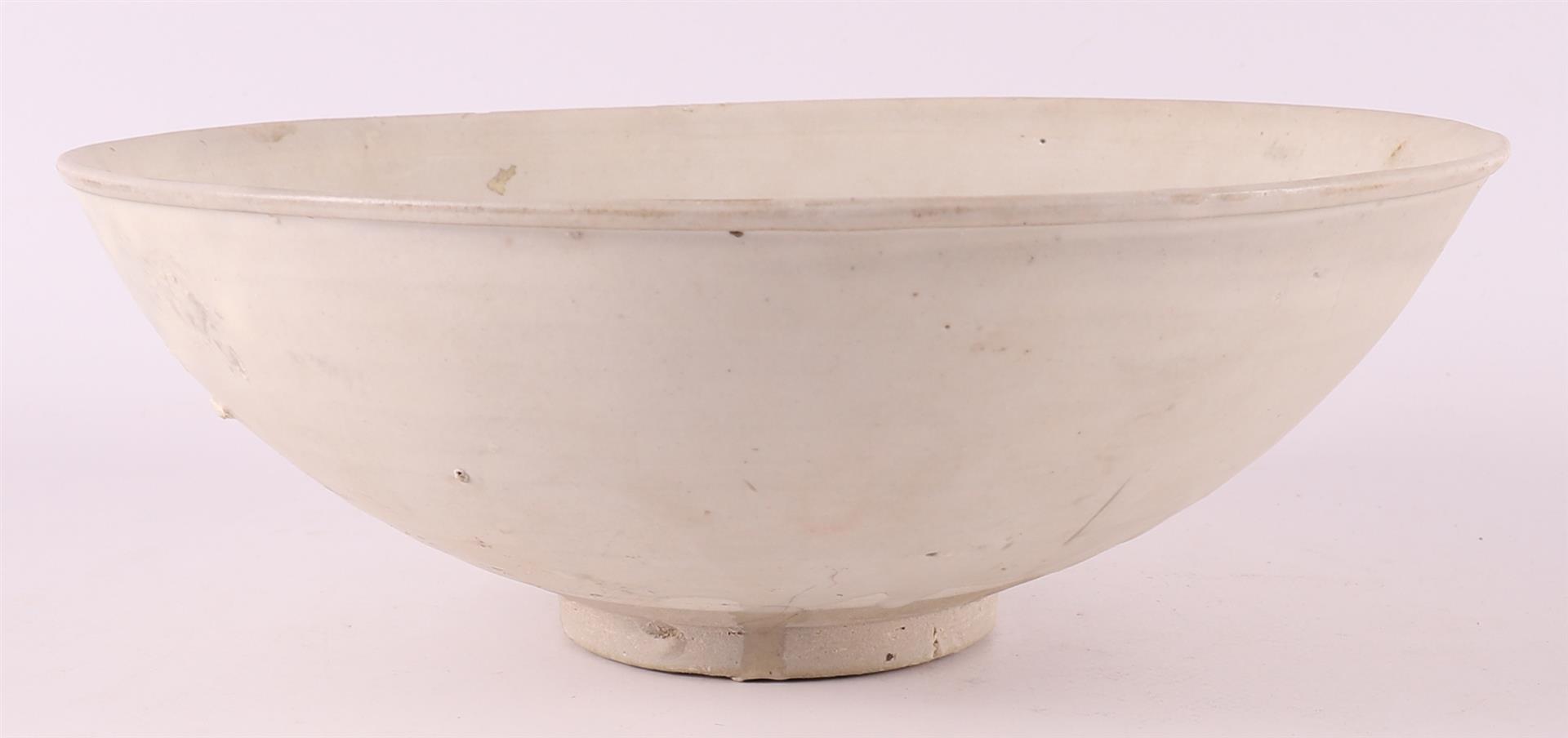 A white porcelain bowl with sgraffito decor, China, Sung, 12th/13th C. - Image 5 of 8