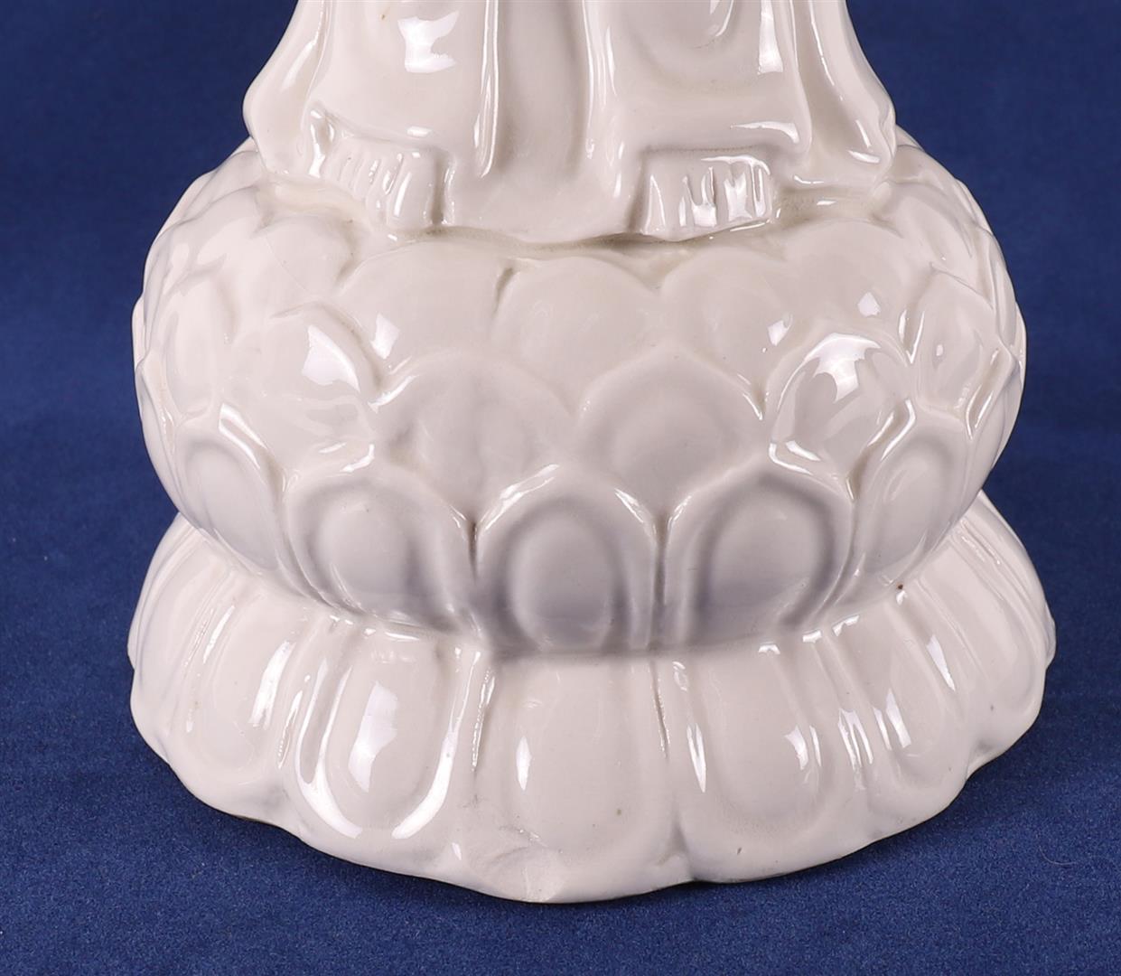 A blank de Chine standing Buddha on a lotus crown, China, 20th C - Image 5 of 5