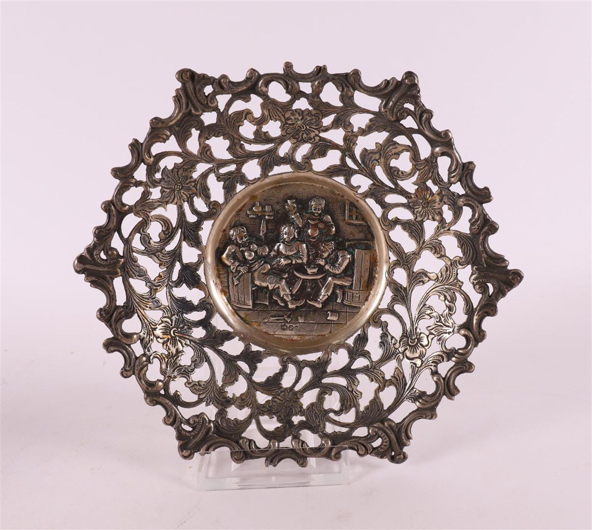 A 2nd grade 835/1000 silver pierced bonbon basket, 20th century. - Image 2 of 4