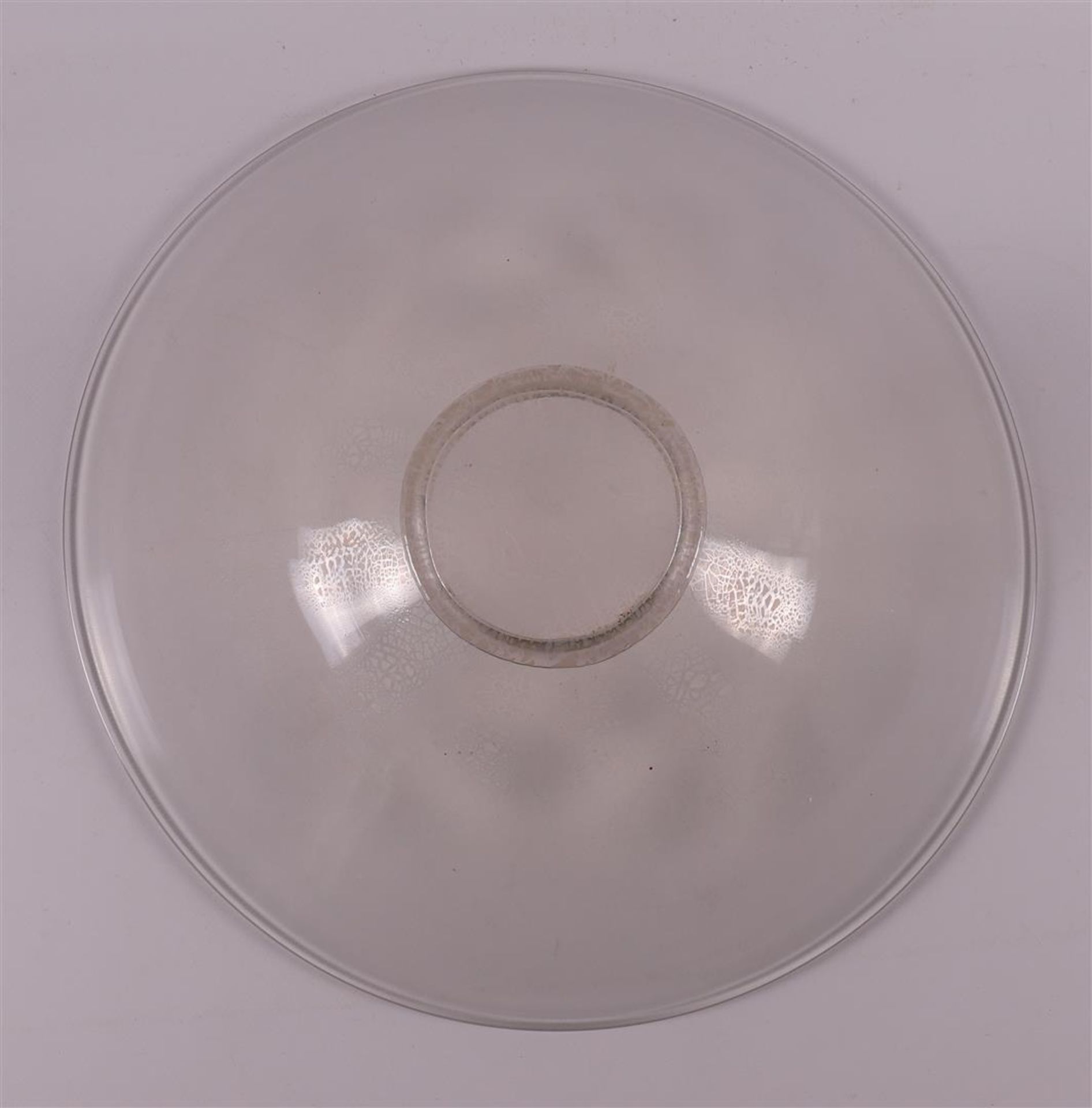 A clear glass dish with tin crackle, design: A.D.Copier, ca. 1926. - Image 4 of 4