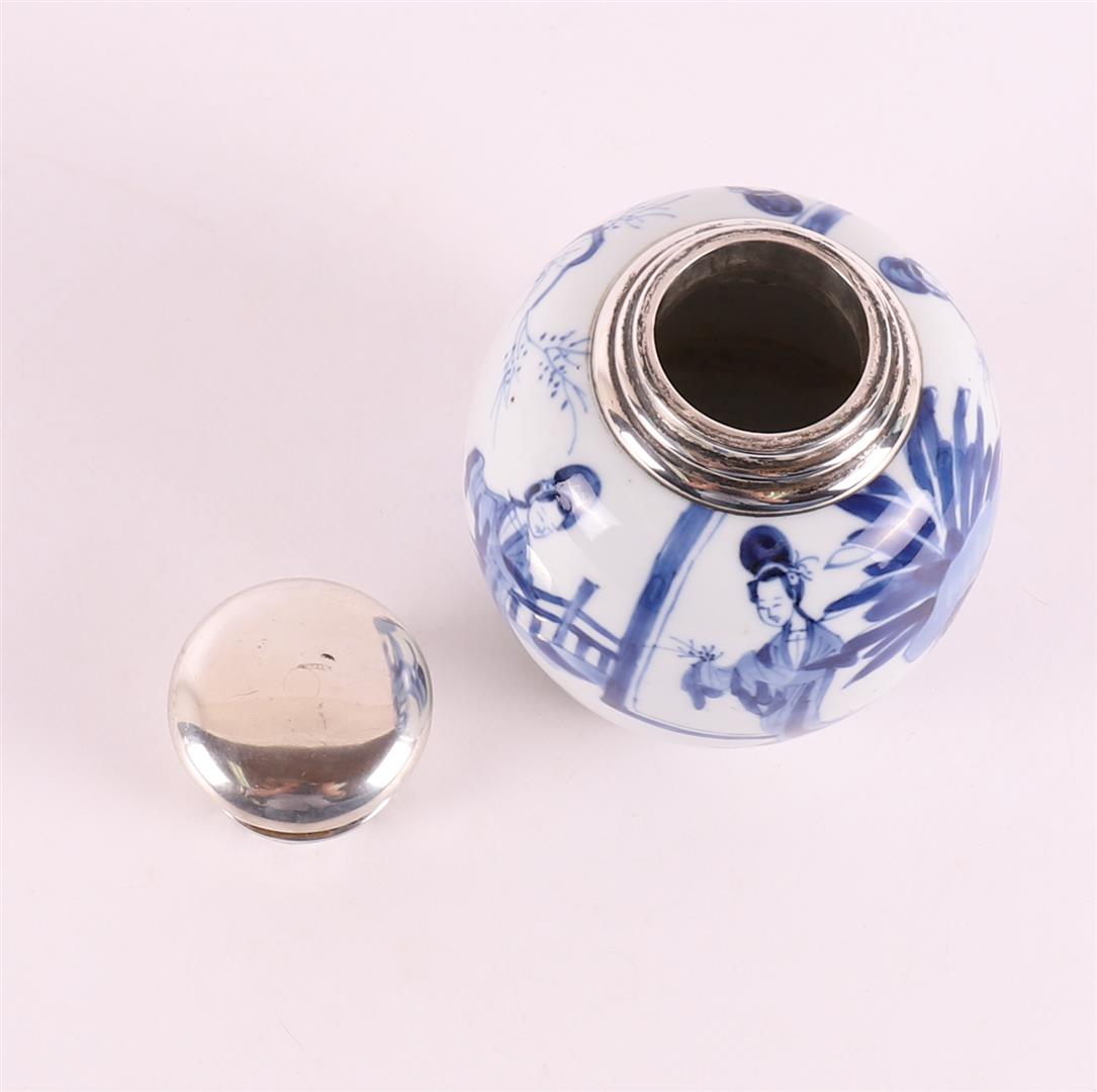 A blue/white porcelain tea caddy with silver lid, China, Kangxi - Image 4 of 5