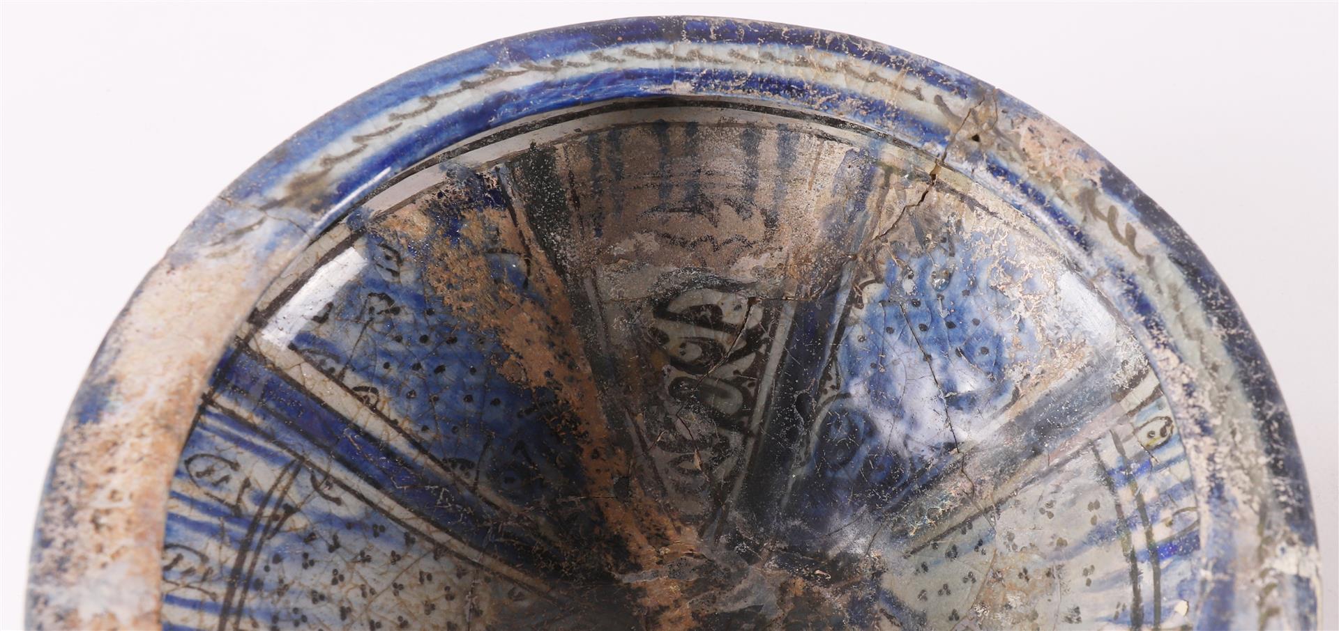A blue glazed Persian earthenware bowl on base ring, 15th C. - Image 7 of 10