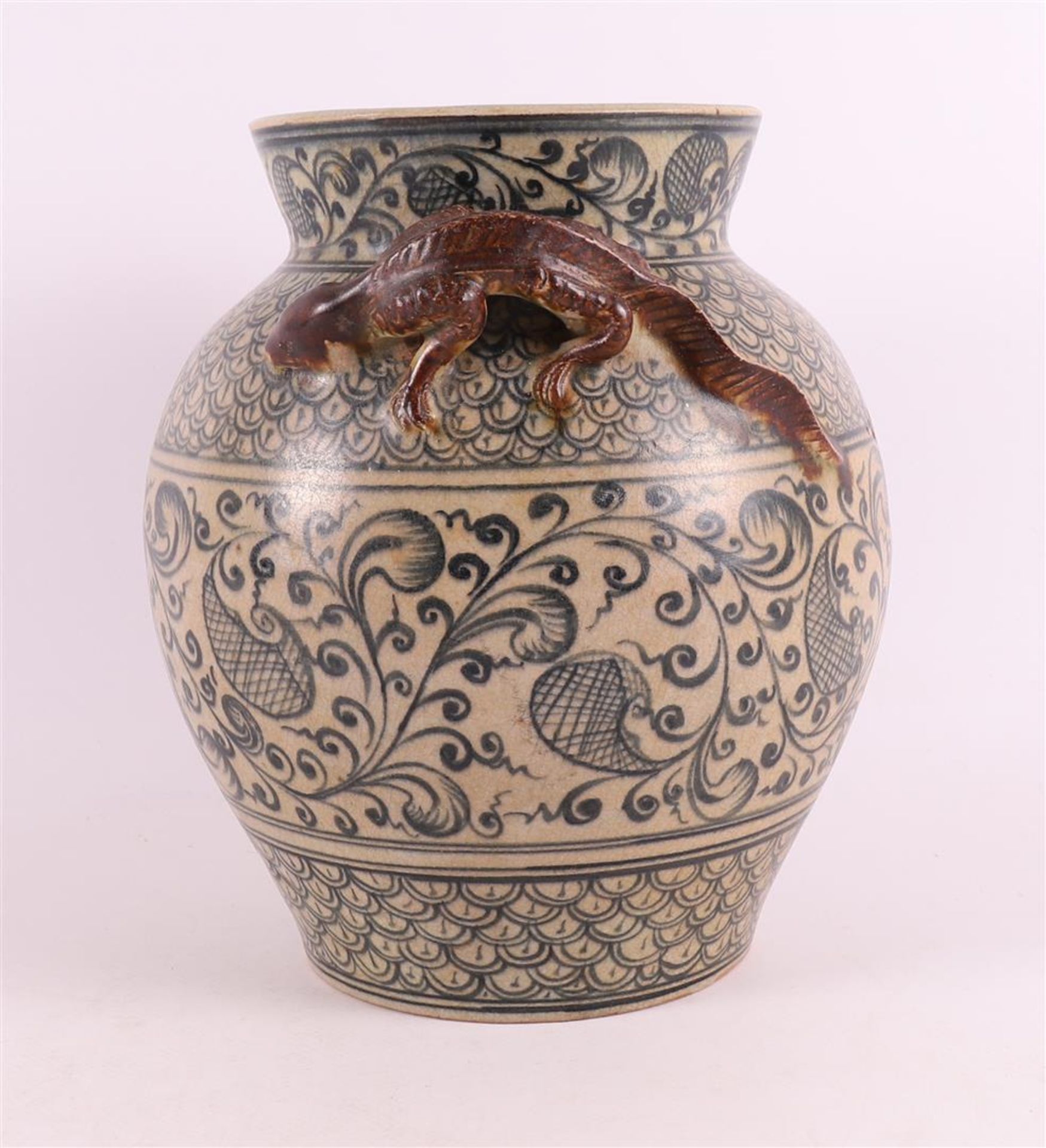 A blue and white stoneware vase with salamanders for ears, 20th C. - Image 4 of 6