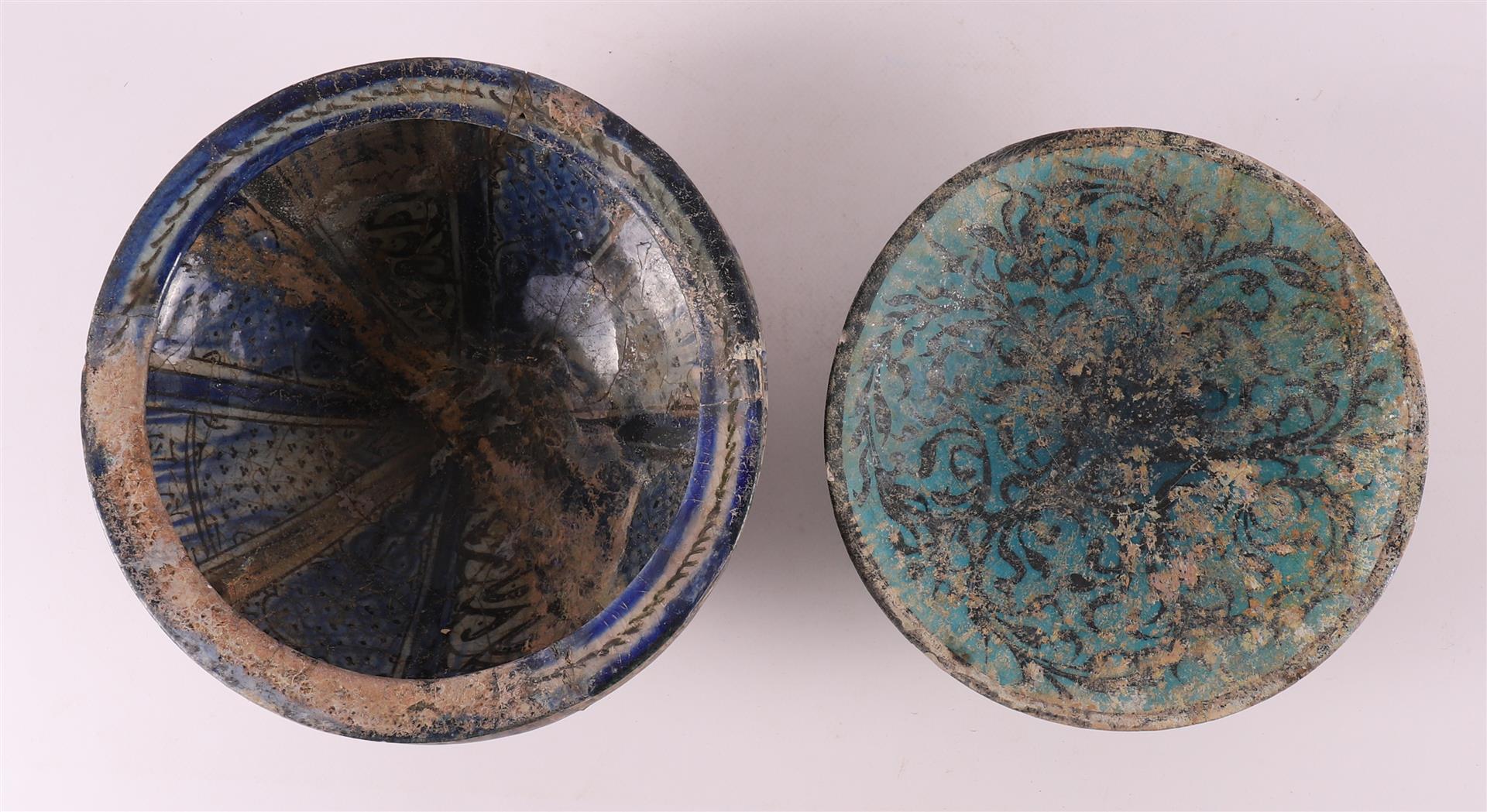 A blue glazed Persian earthenware bowl on base ring, 15th C. - Image 2 of 10