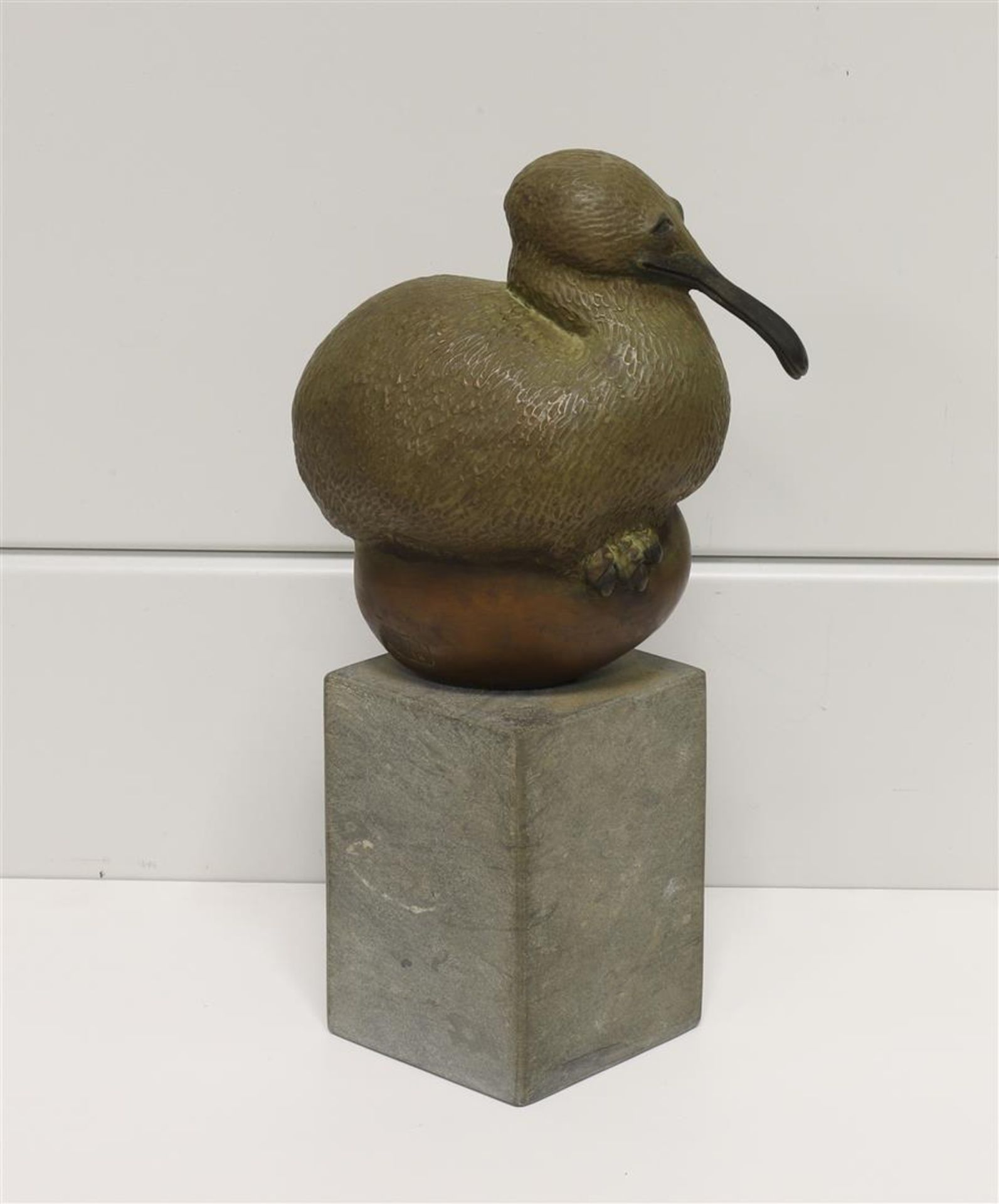 Visser, Suzan (Maarsbergen 1967) A green and brown patinated dodo on an egg