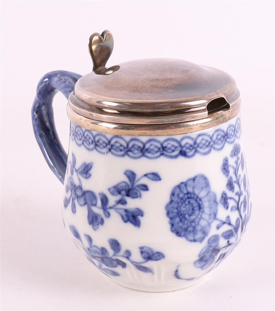 A blue and white porcelain lidded jar with silver mounts, China, Qianlong - Image 4 of 7