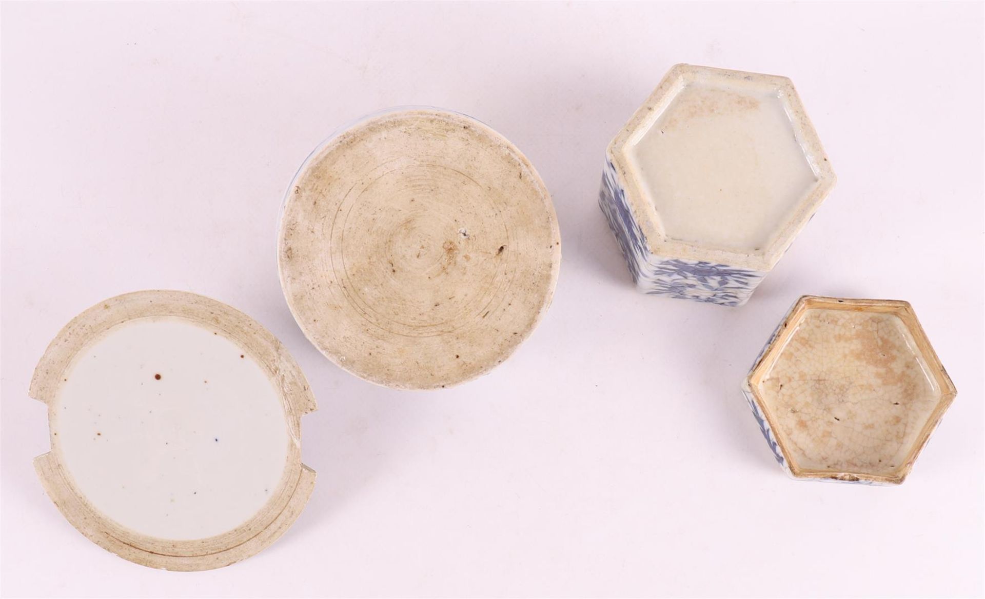 A lot of various soft paste and porcelain, China, 18th century. - Image 6 of 10