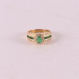 An 18 kt 750/1000 yellow gold ring set with green emerald and 28 diamonds.