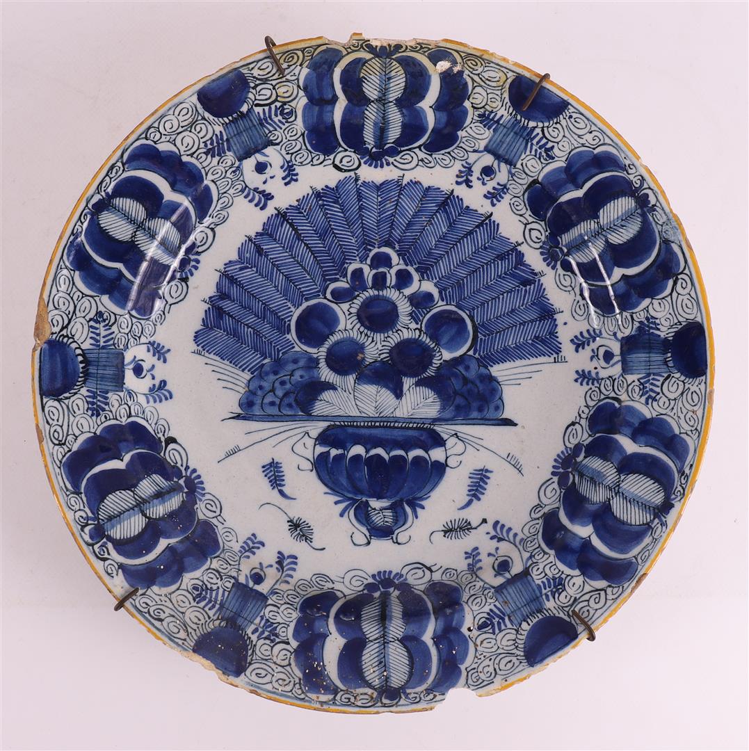 A series of seven various Delft earthenware dishes, 18th century. - Bild 6 aus 16