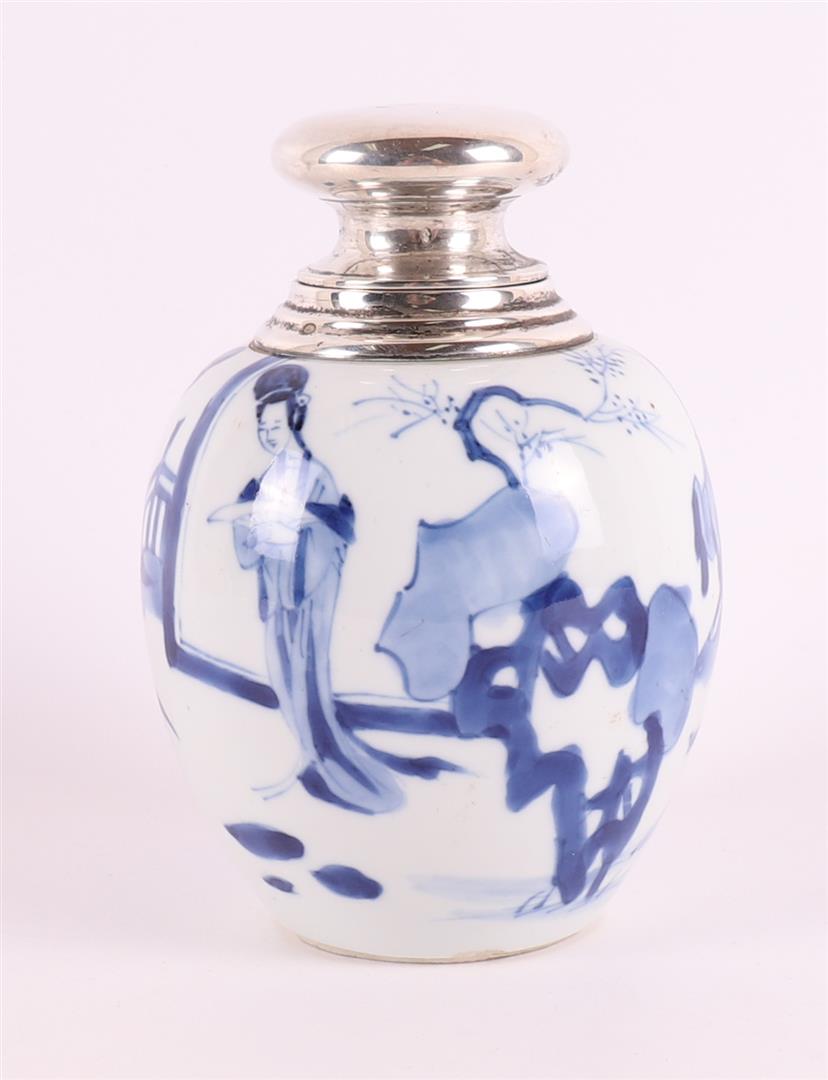 A blue/white porcelain tea caddy with silver lid, China, Kangxi - Image 2 of 5