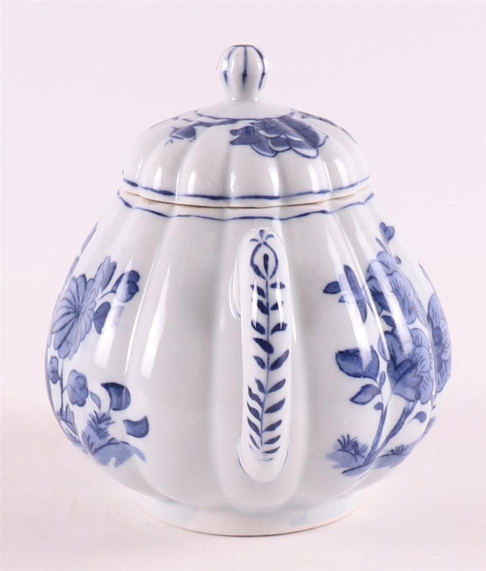 A blue and white porcelain pumpkin-shaped teapot, China, Qianlong, 18th C. - Image 4 of 8