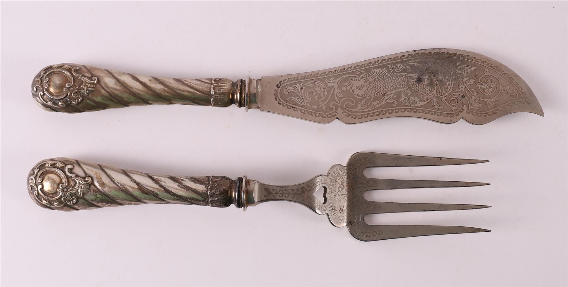 A salad set with twisted 3rd grade 800/1000 silver handles, late 19th century