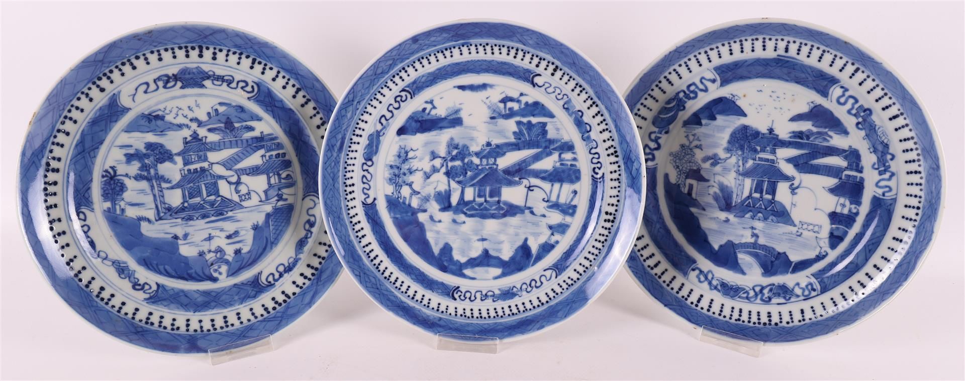 Three porcelain dishes with Willow decor, China, Qianlong, 18th century.
