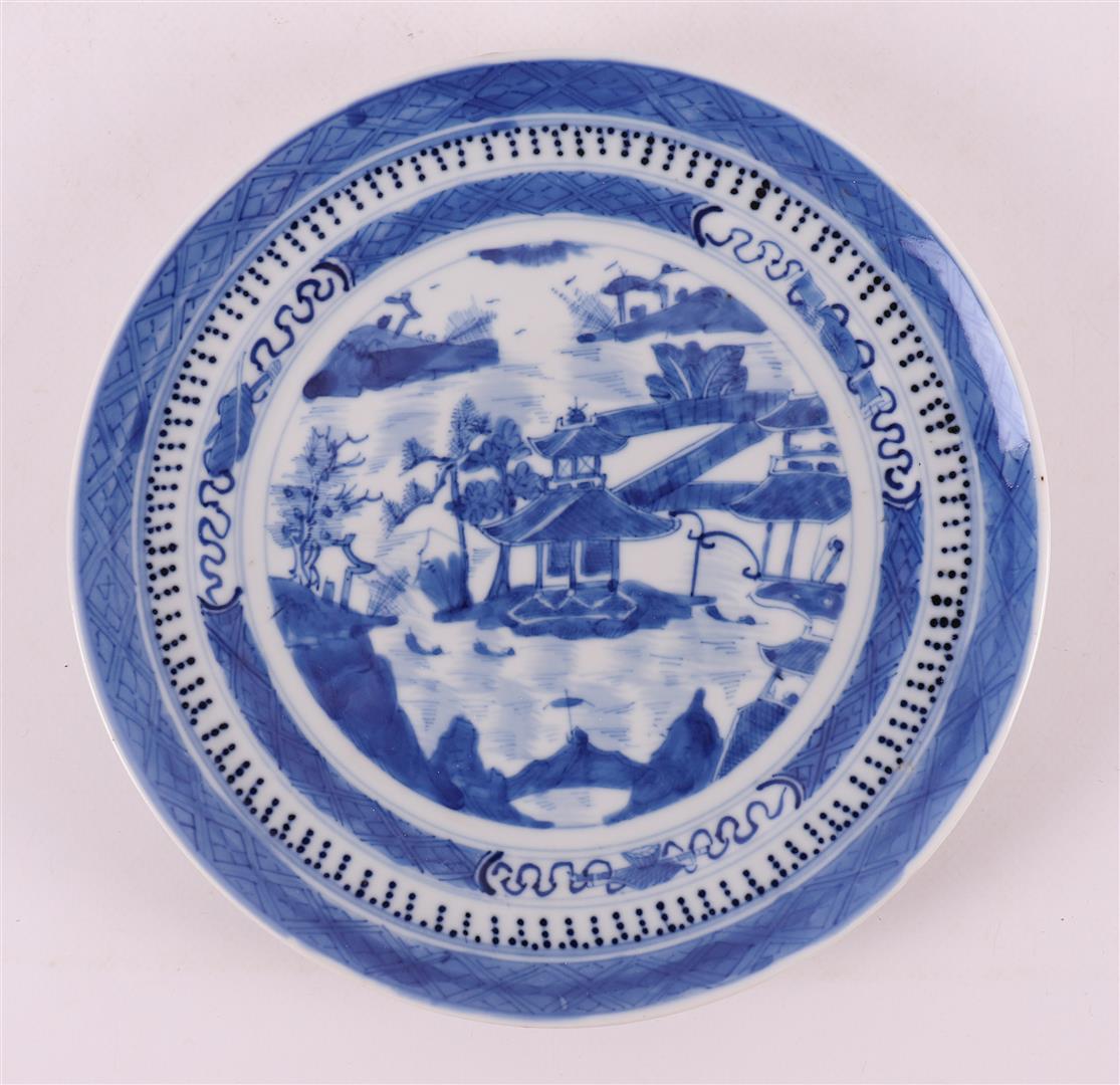 Three porcelain dishes with Willow decor, China, Qianlong, 18th century. - Image 2 of 8