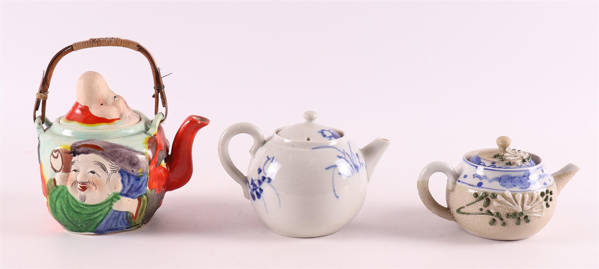 Three various porcelain teapots, Japan, 1st half of the 20th century. - Bild 2 aus 6