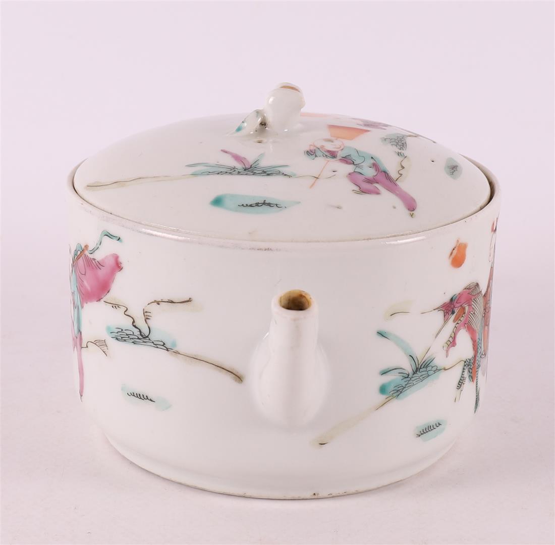 A porcelain teapot, China, Tongzhi, 19th century. - Image 3 of 6