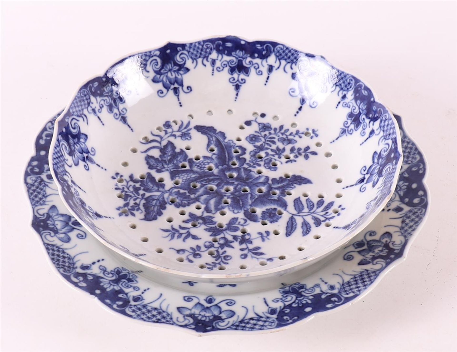 A blue and white porcelain fruit test with saucer, China, Qianlong, 18th C.