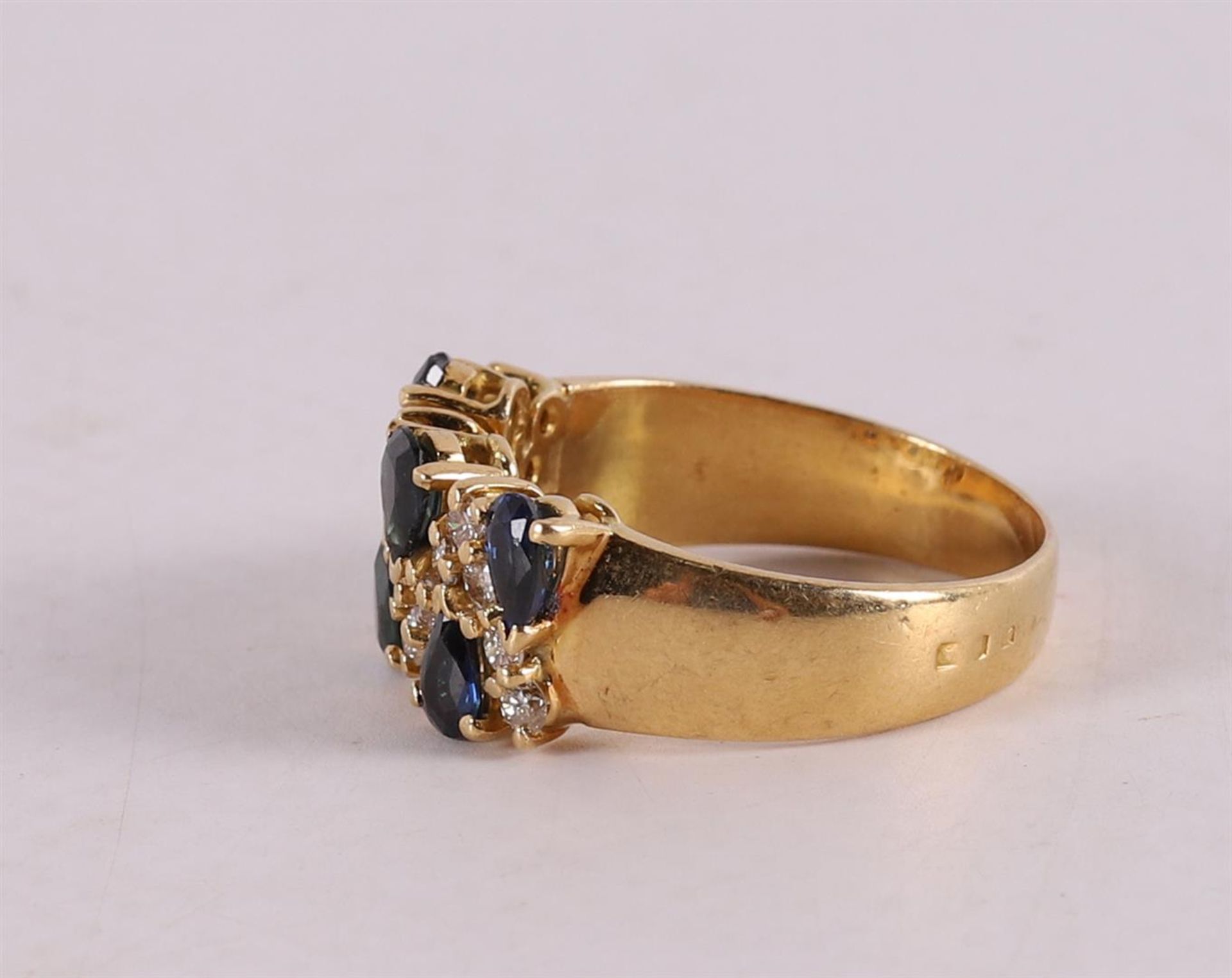An 18 kt gold band ring with 6 blue sapphires and 16 diamonds - Bild 2 aus 2