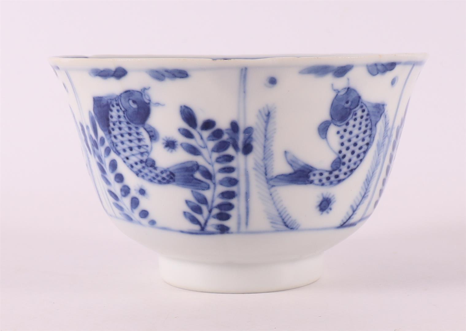 A blue and white porcelain bowl, China, 19th century. - Image 4 of 8