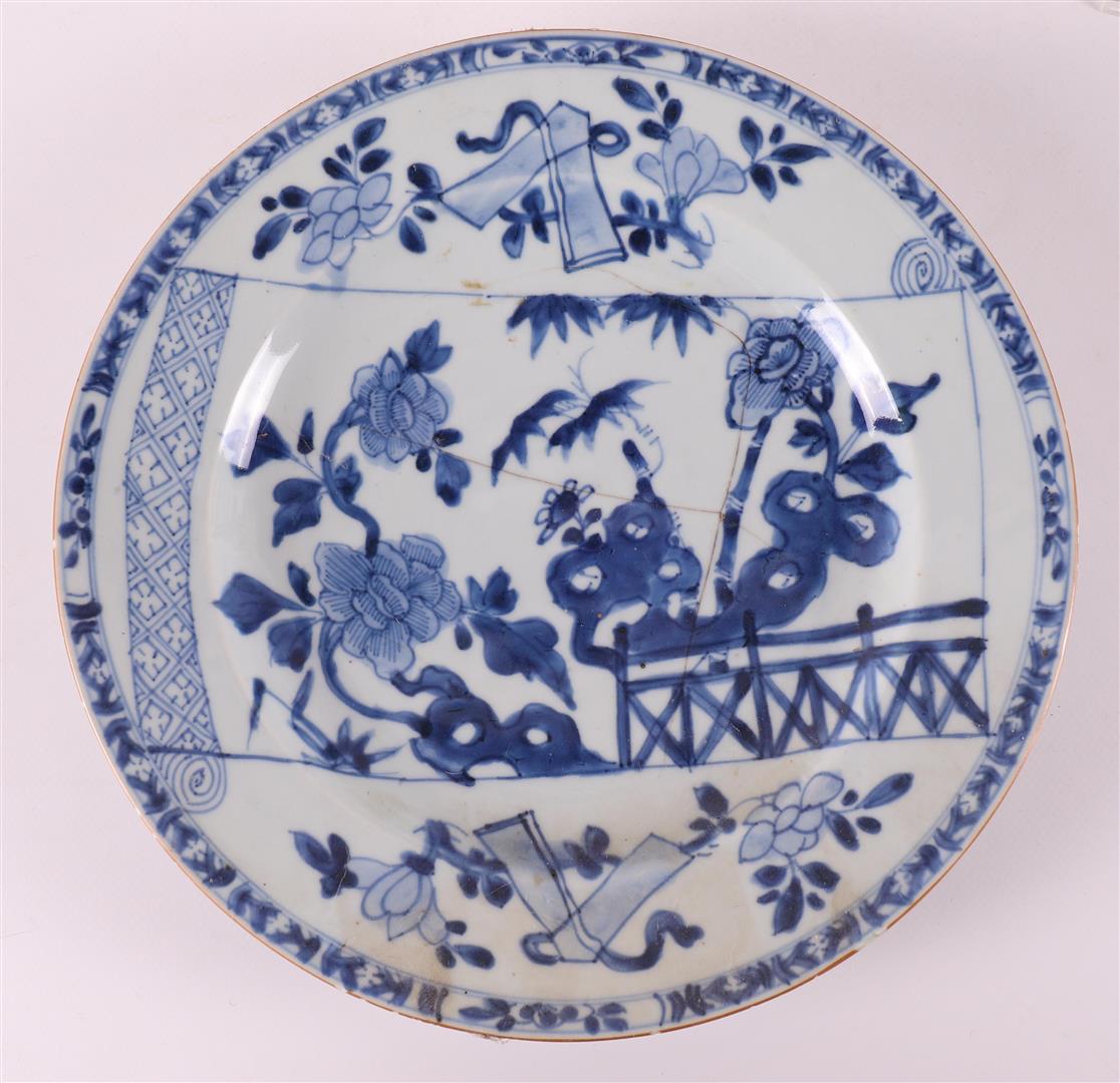 Three blue and white porcelain dishes with capucine rim, China, Qianlong, 18th c - Image 4 of 7