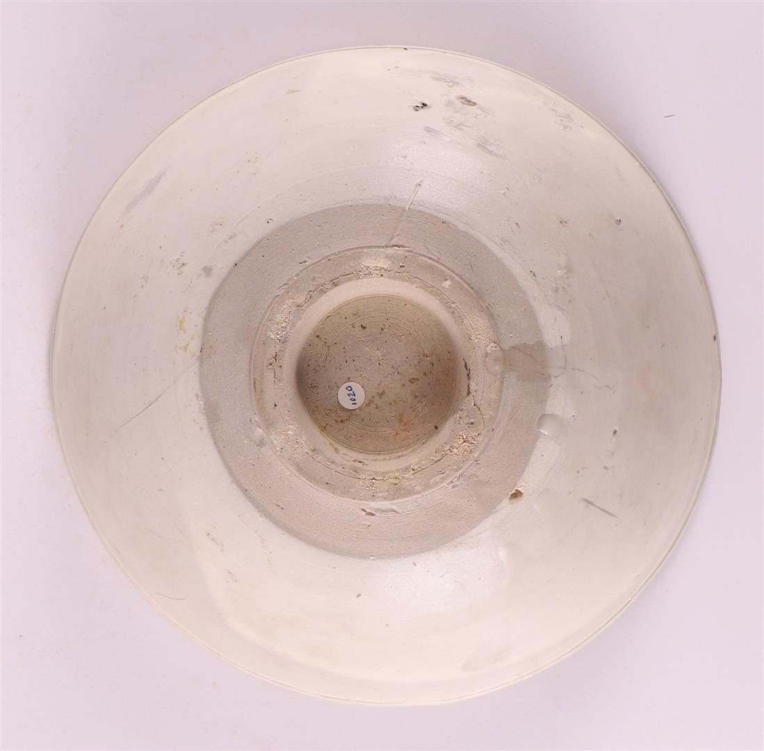 A white porcelain bowl with sgraffito decor, China, Sung, 12th/13th C. - Image 3 of 8