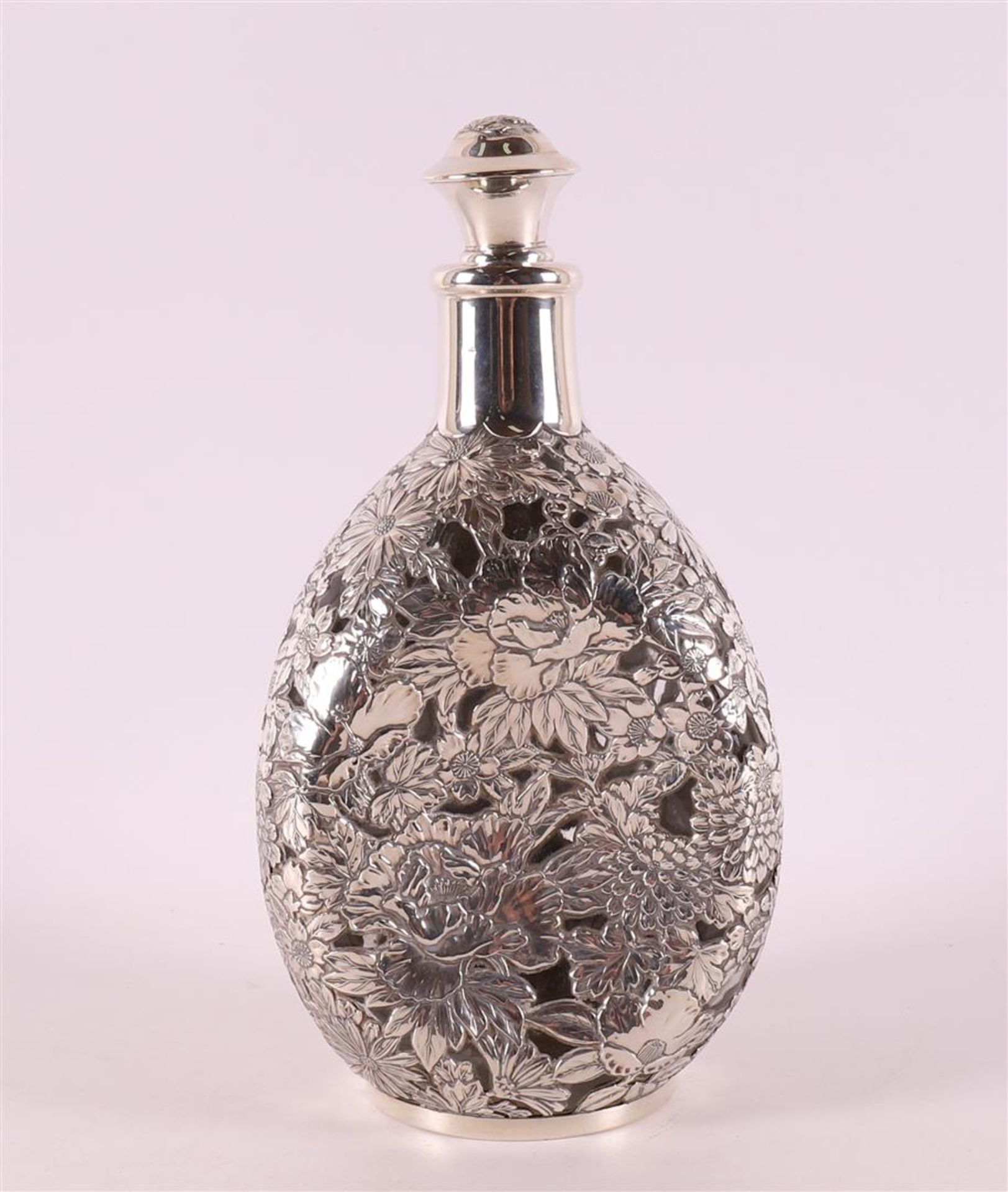 A vintage decanter in Sterling 950/1000 silver mount, Japan, 20th century.