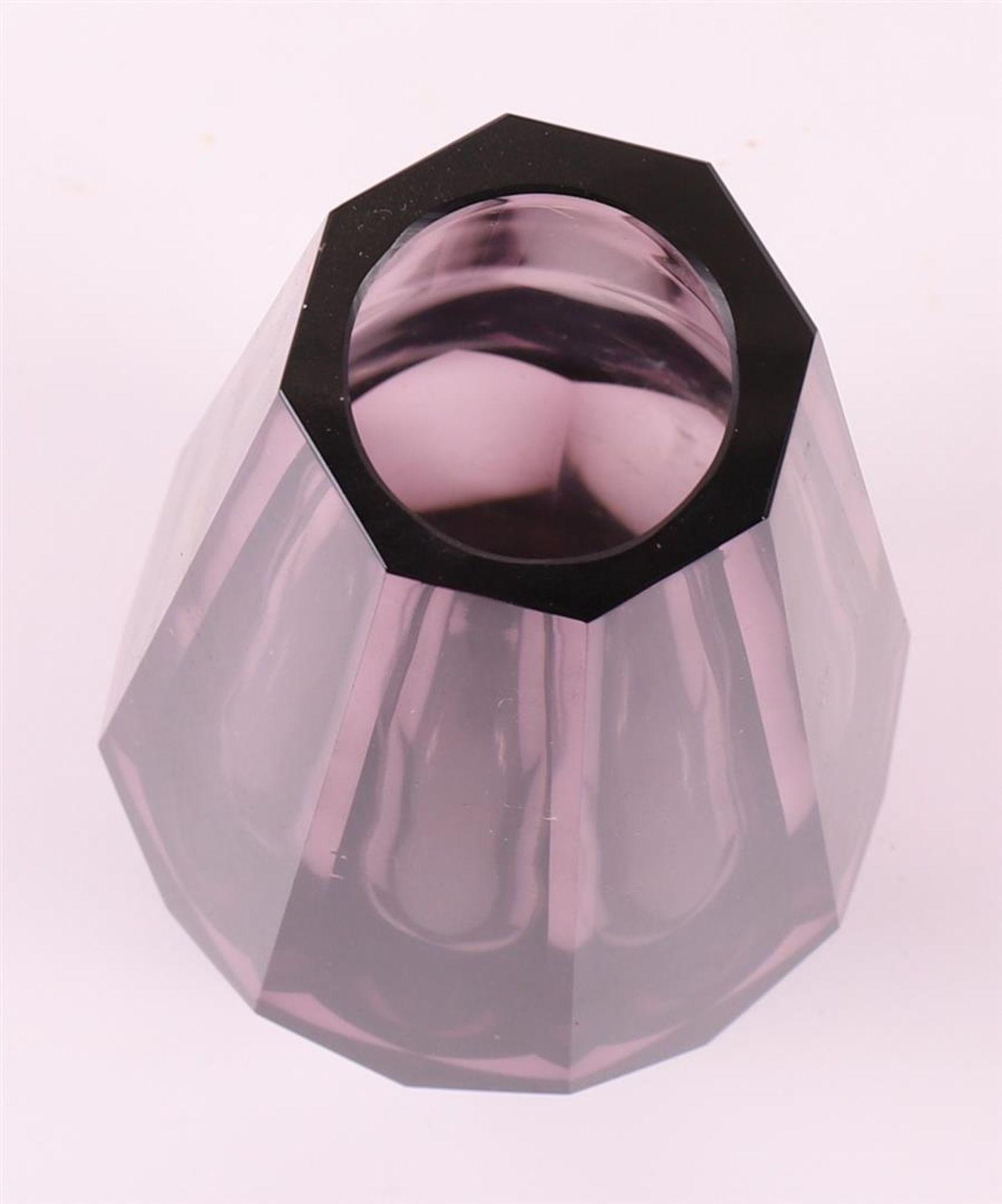 A purple glass faceted vase, design: Josef Hoffmann. - Image 3 of 4