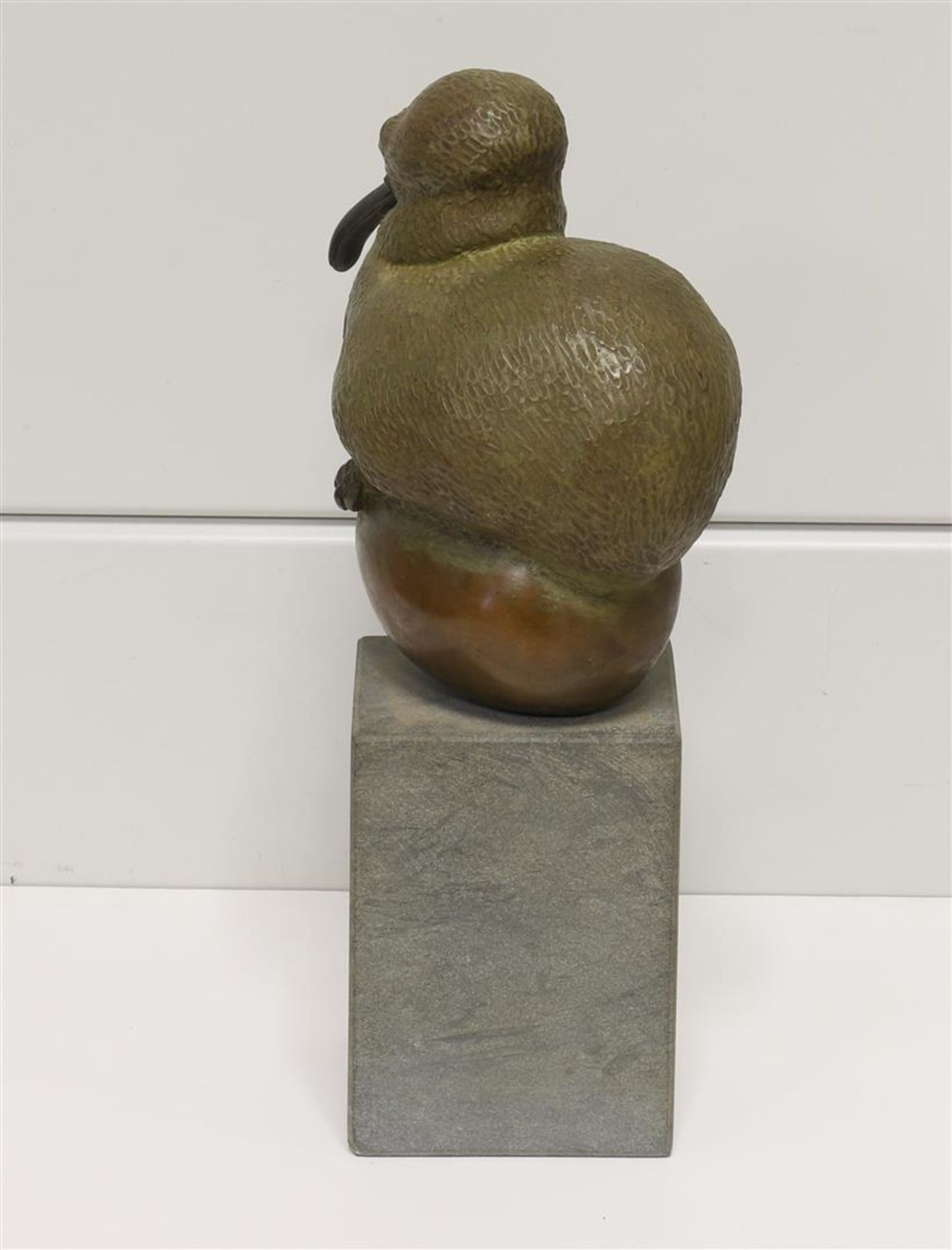 Visser, Suzan (Maarsbergen 1967) A green and brown patinated dodo on an egg - Image 4 of 5